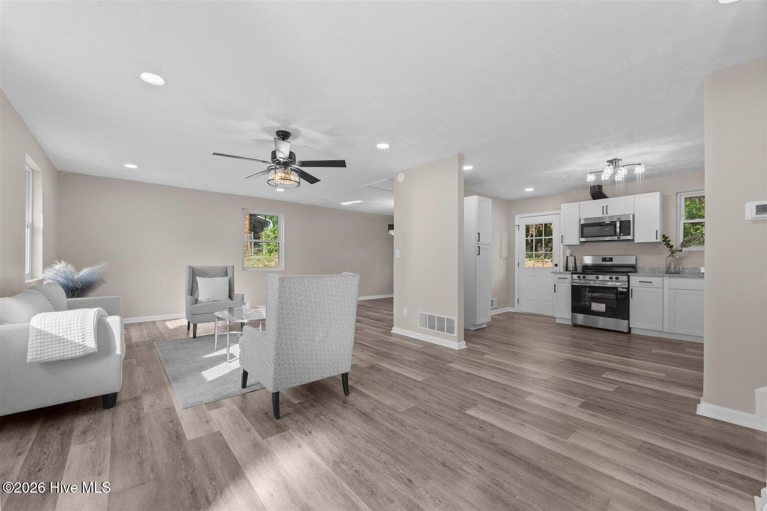 3527 Mount Vernon Drive Property Photo 2
