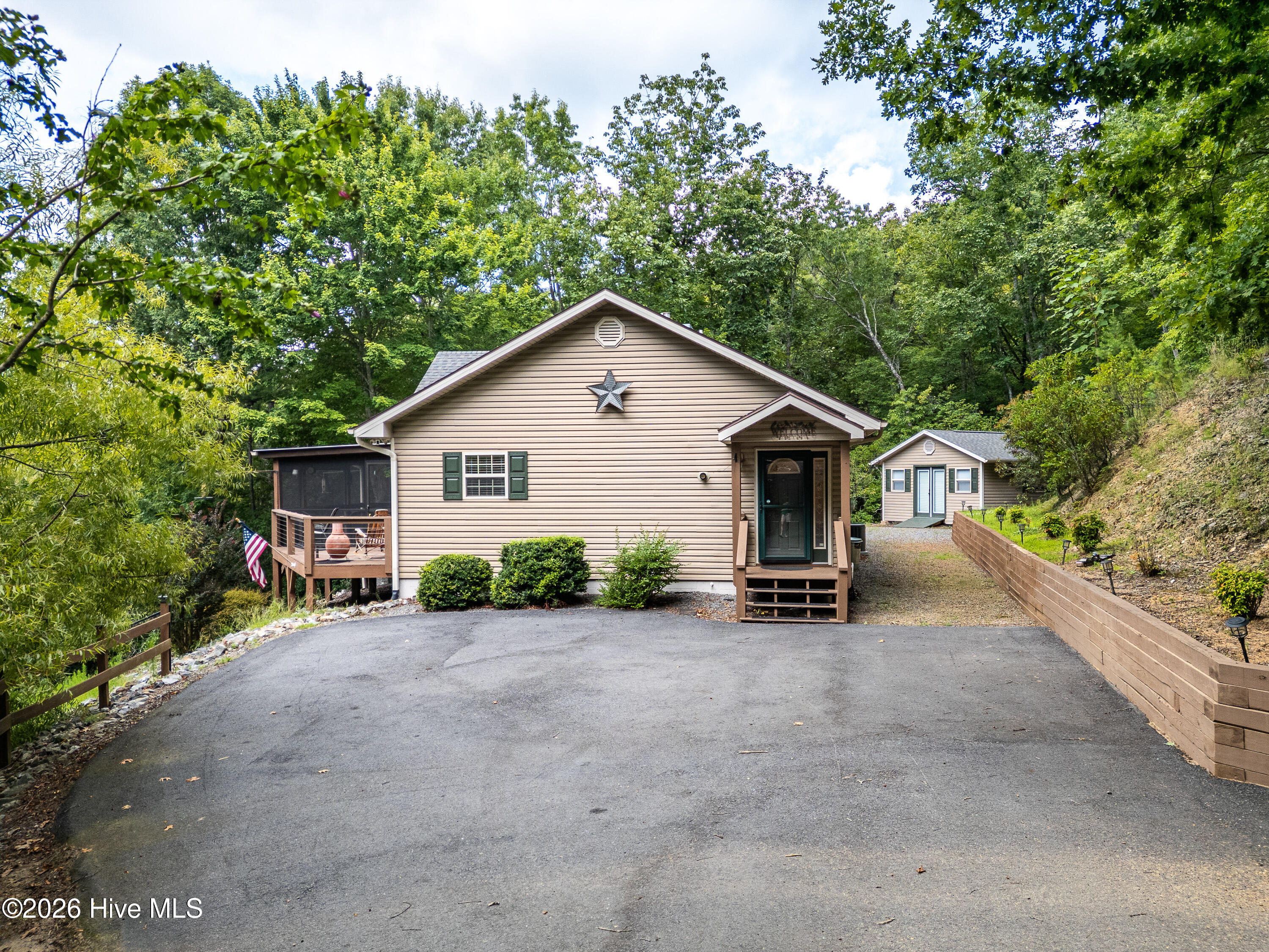 762 Mary King Mountain Drive Property Photo 1