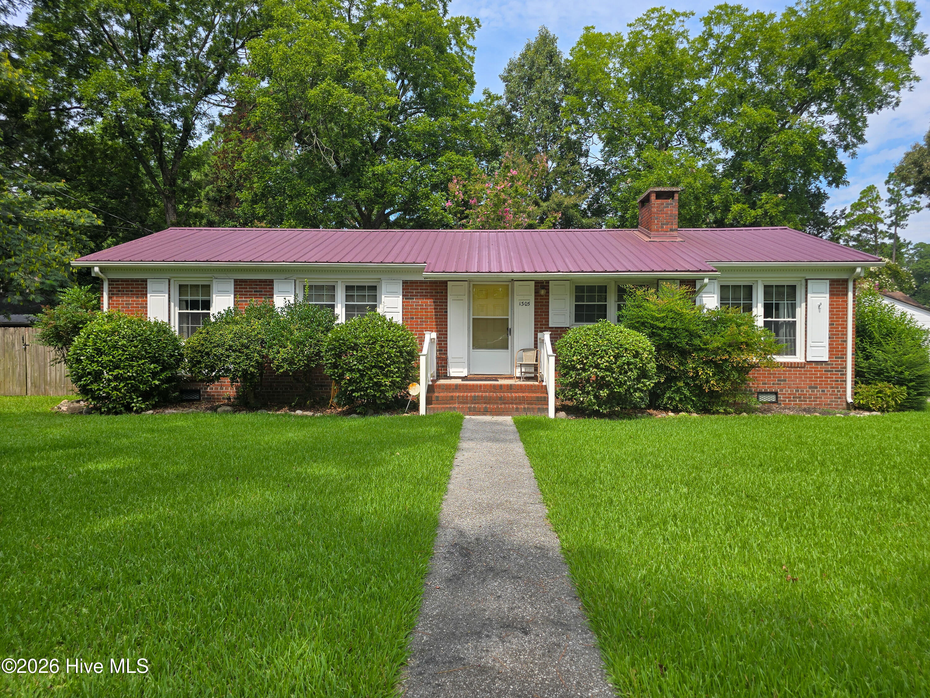 1305 Crescent Drive Property Photo 1
