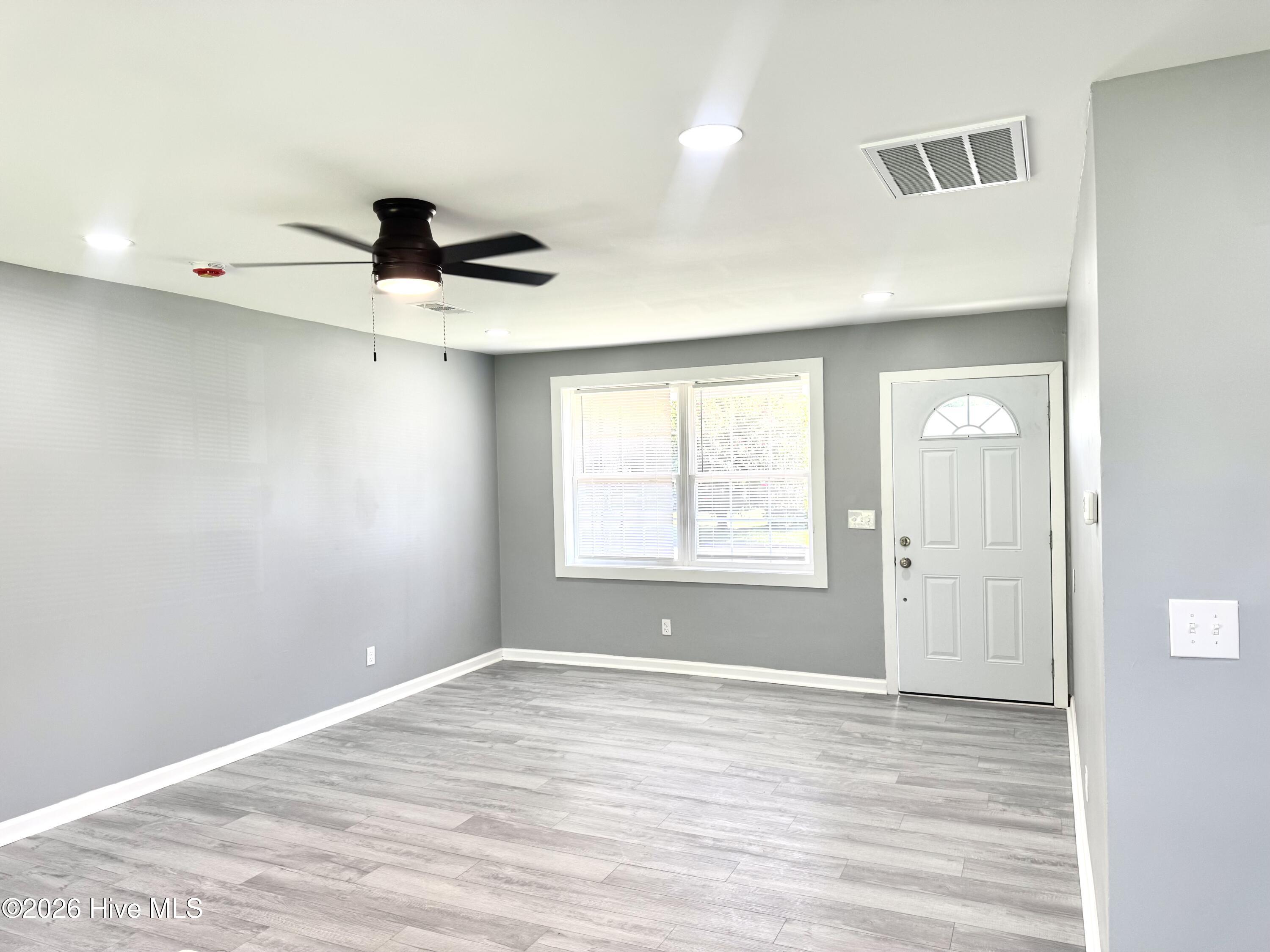 109 E Walker Street Property Photo 7