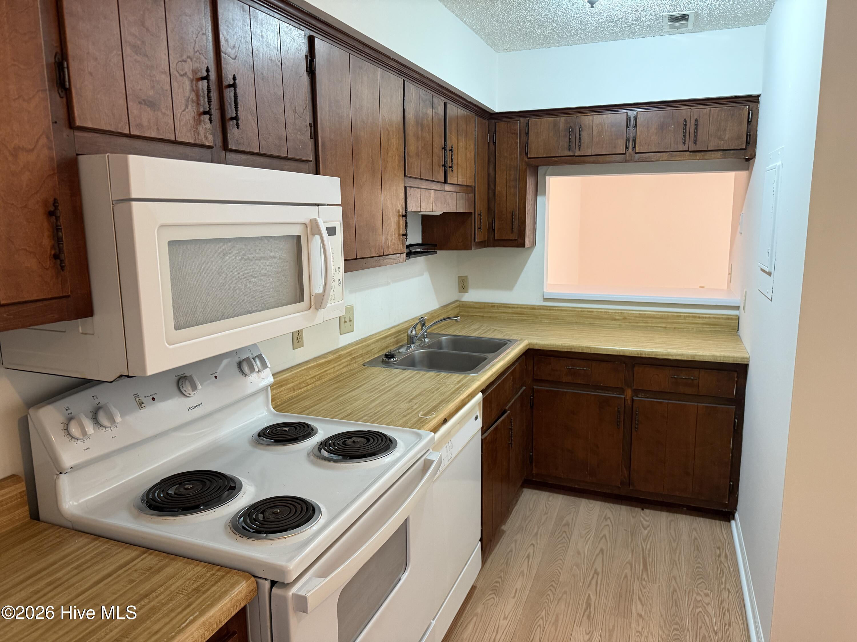 300 Lee Drive B Property Photo 9