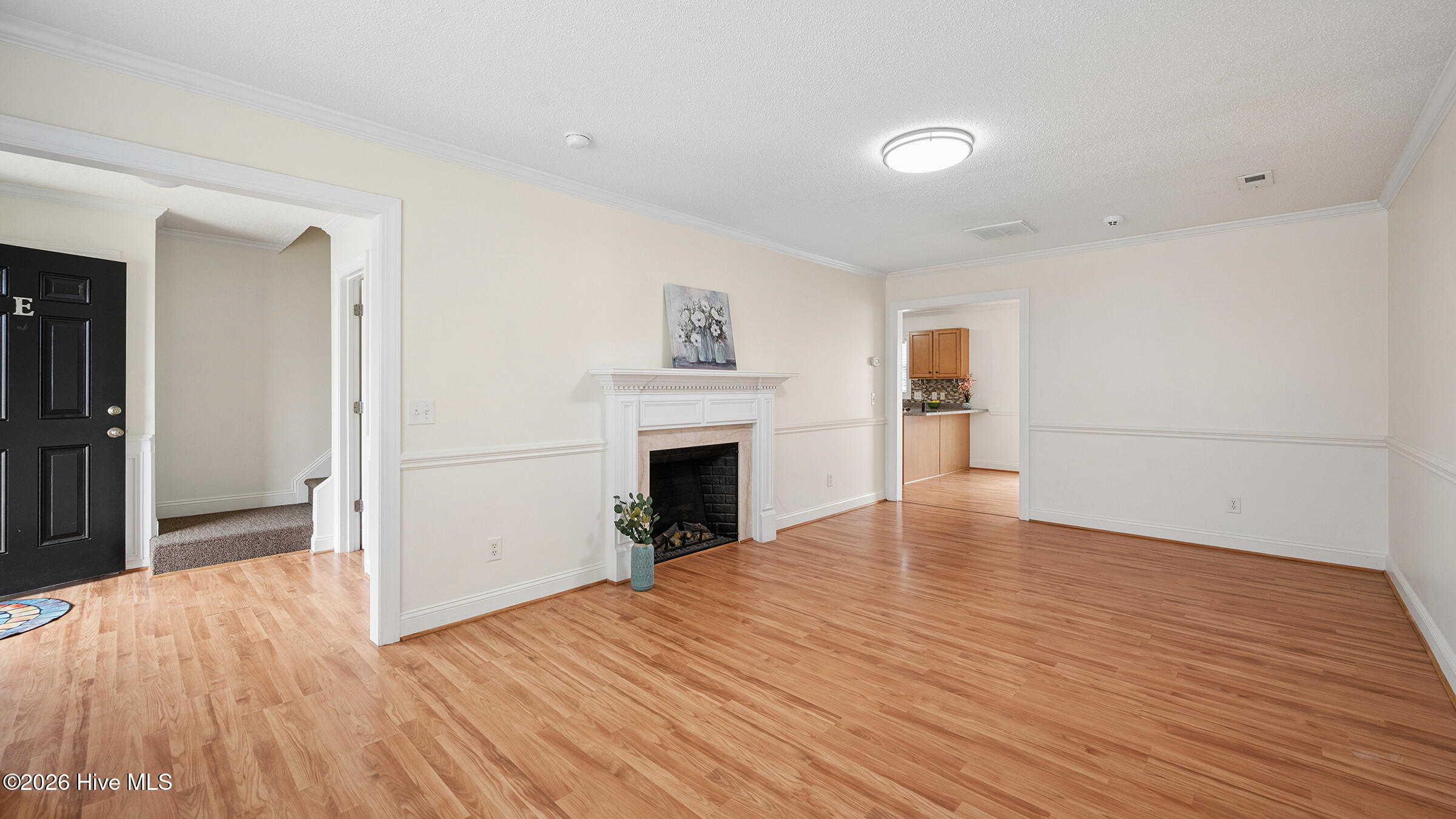 112 Chandler Drive E Property Photo 3