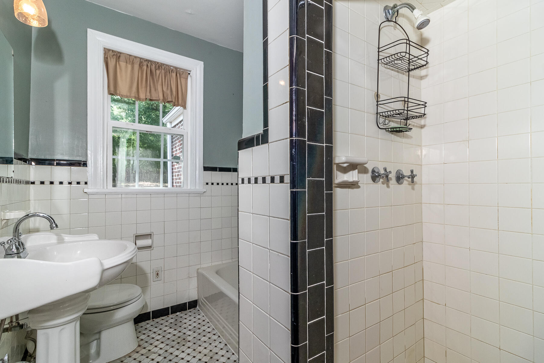 703 Hickman Road Property Photo 17
