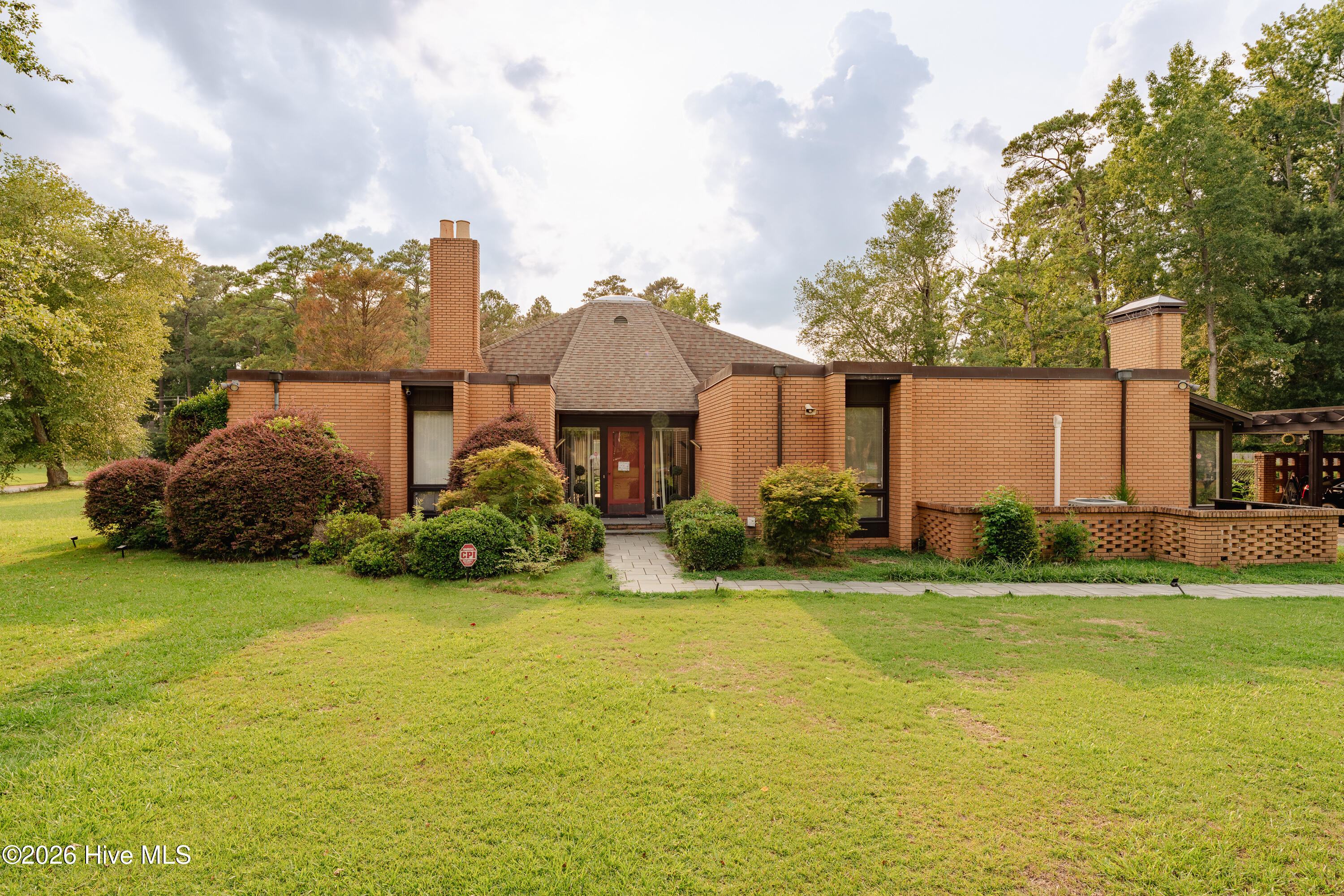 1900 Pawnee Drive Property Photo 1