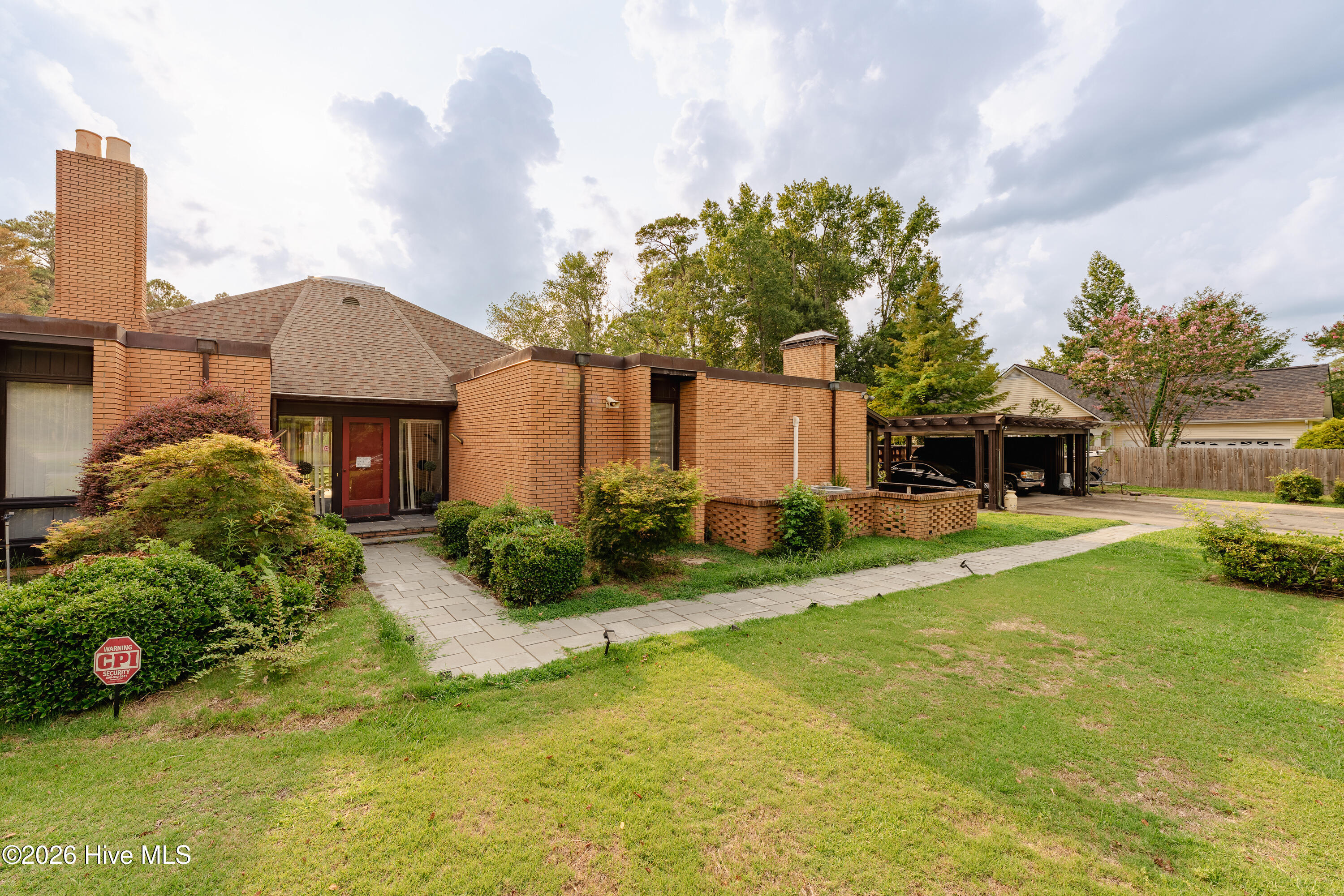 1900 Pawnee Drive Property Photo 2