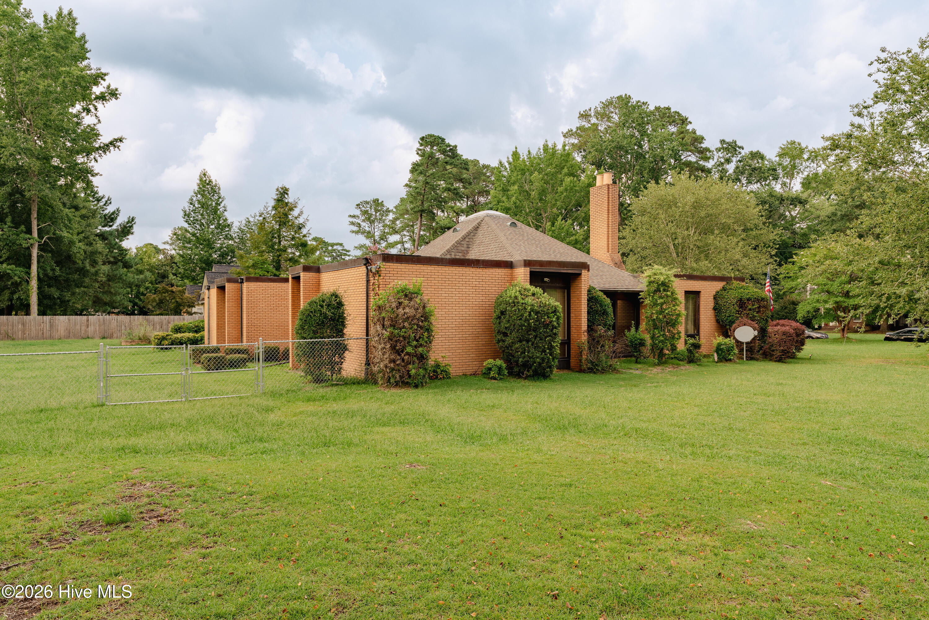 1900 Pawnee Drive Property Photo 3