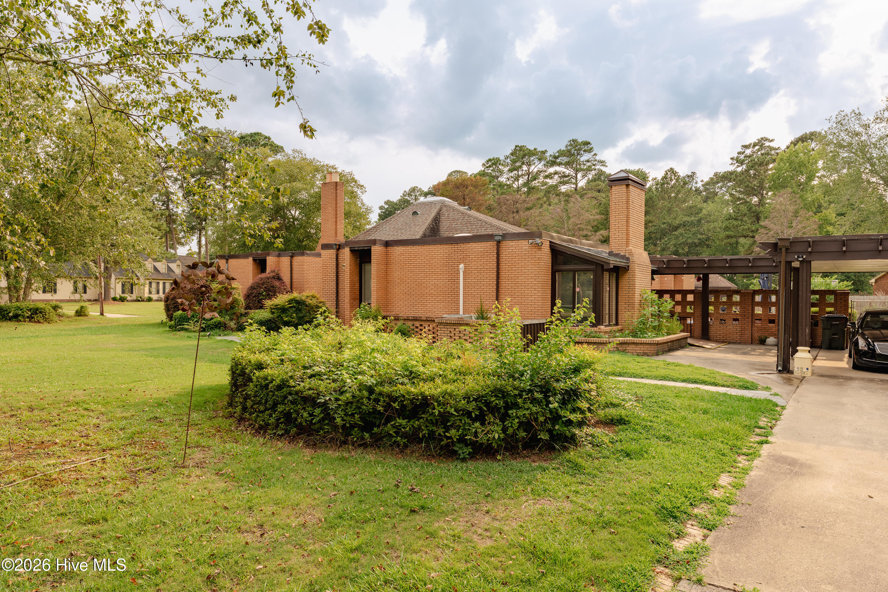 1900 Pawnee Drive Property Photo 4