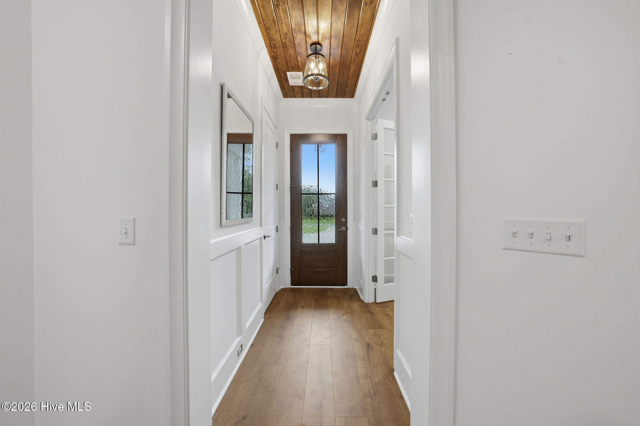 208 E Winding Way Property Photo 5