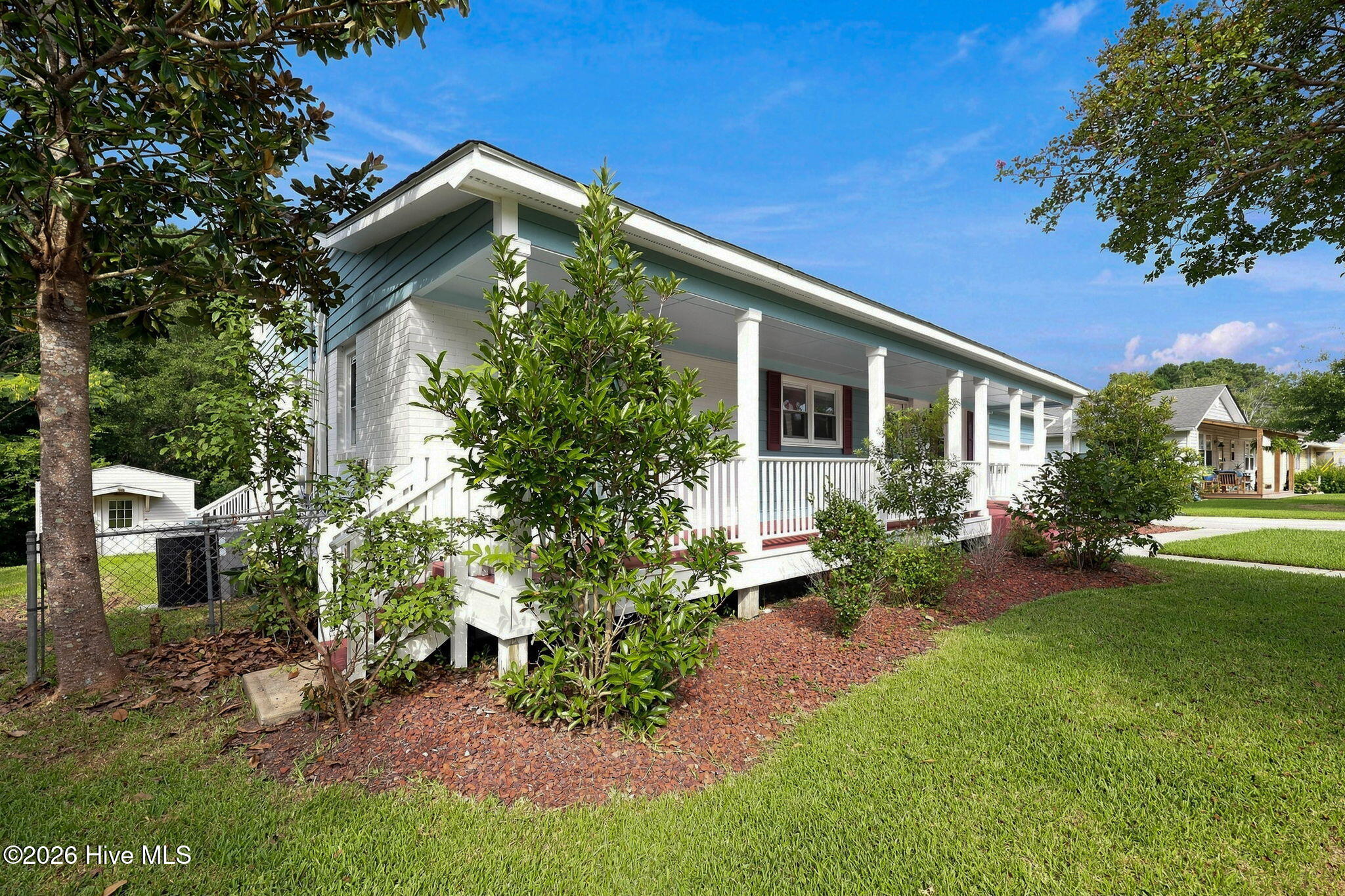 639 W Shore Drive Property Photo 2