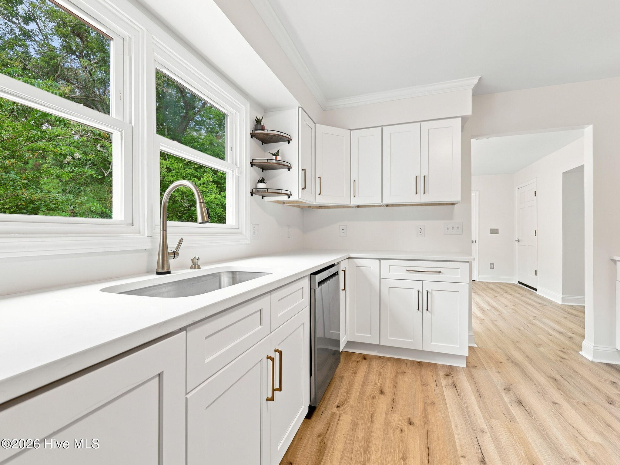 639 W Shore Drive Property Photo 12