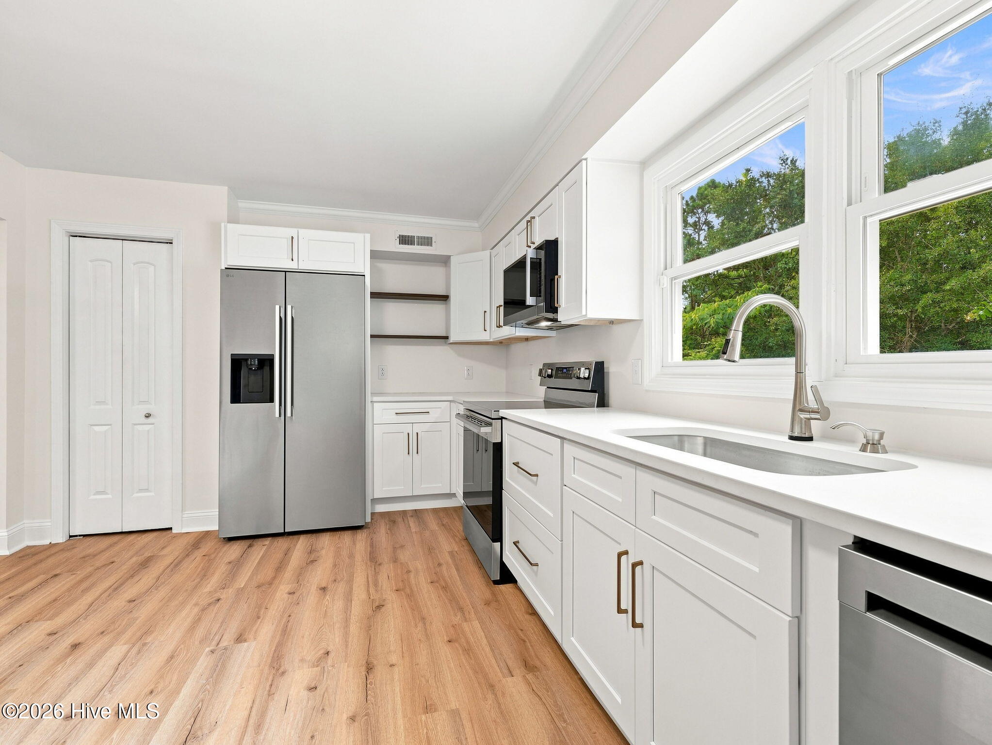 639 W Shore Drive Property Photo 14