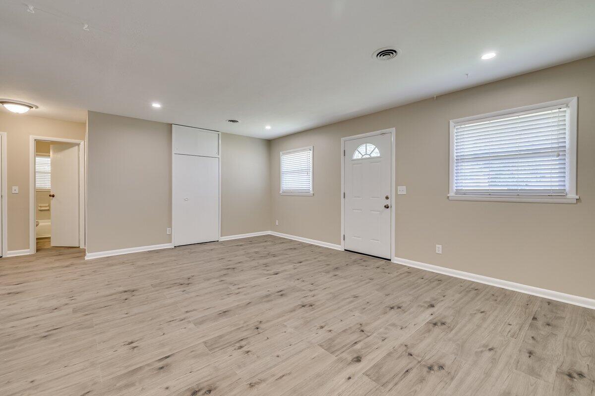 2085 Hillsinger Road Property Photo 4