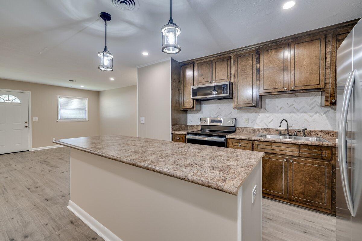 2085 Hillsinger Road Property Photo 8