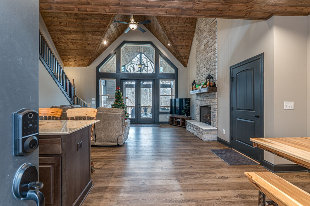 318 Tracks Hollow Property Photo 6