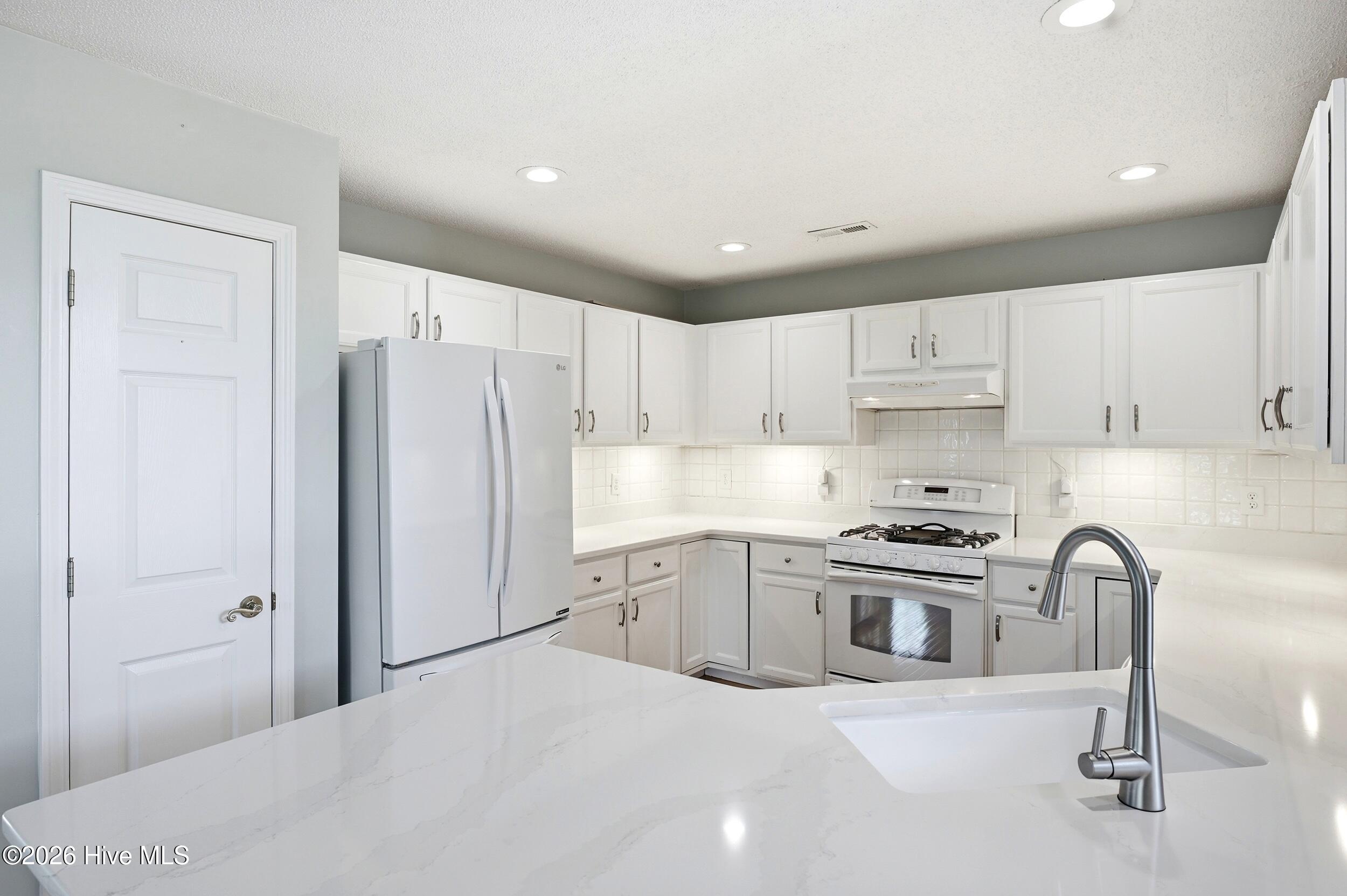 702 Tiara Drive Property Photo 4