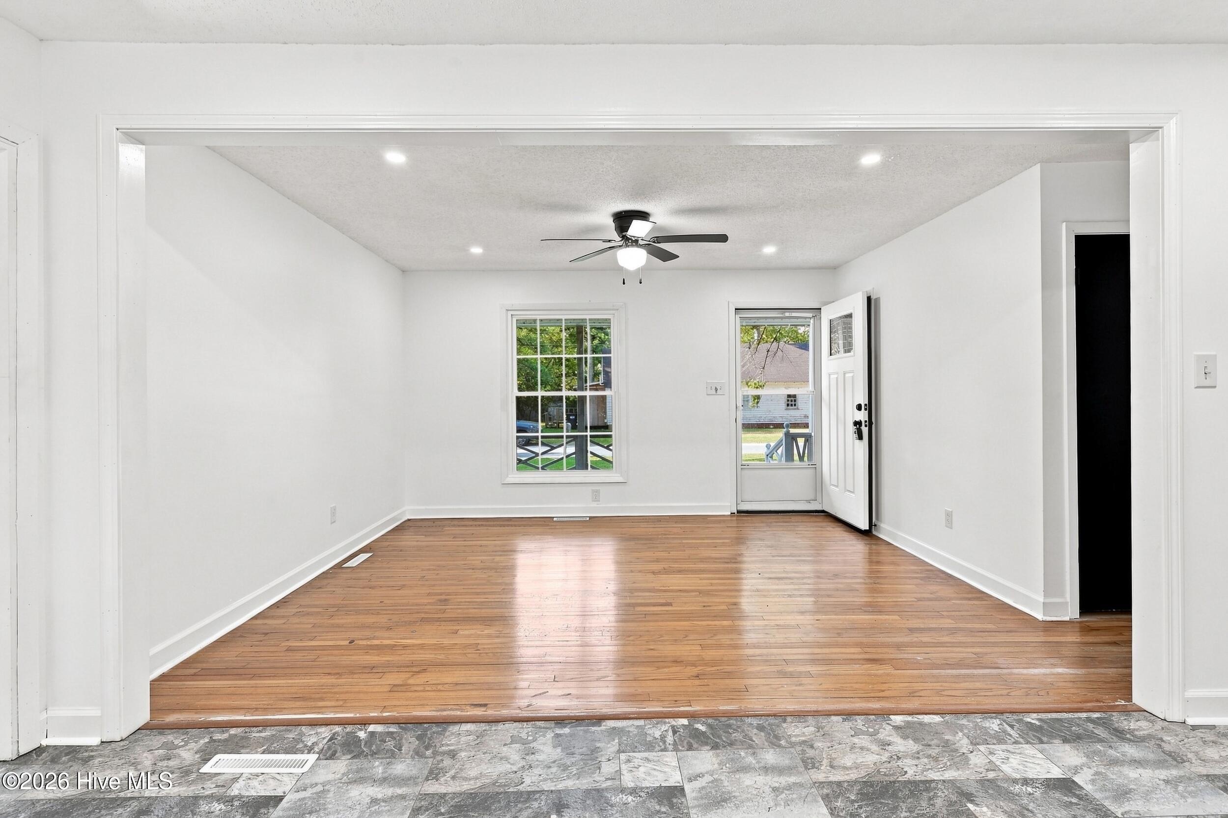 404 W Green Street Property Photo 6