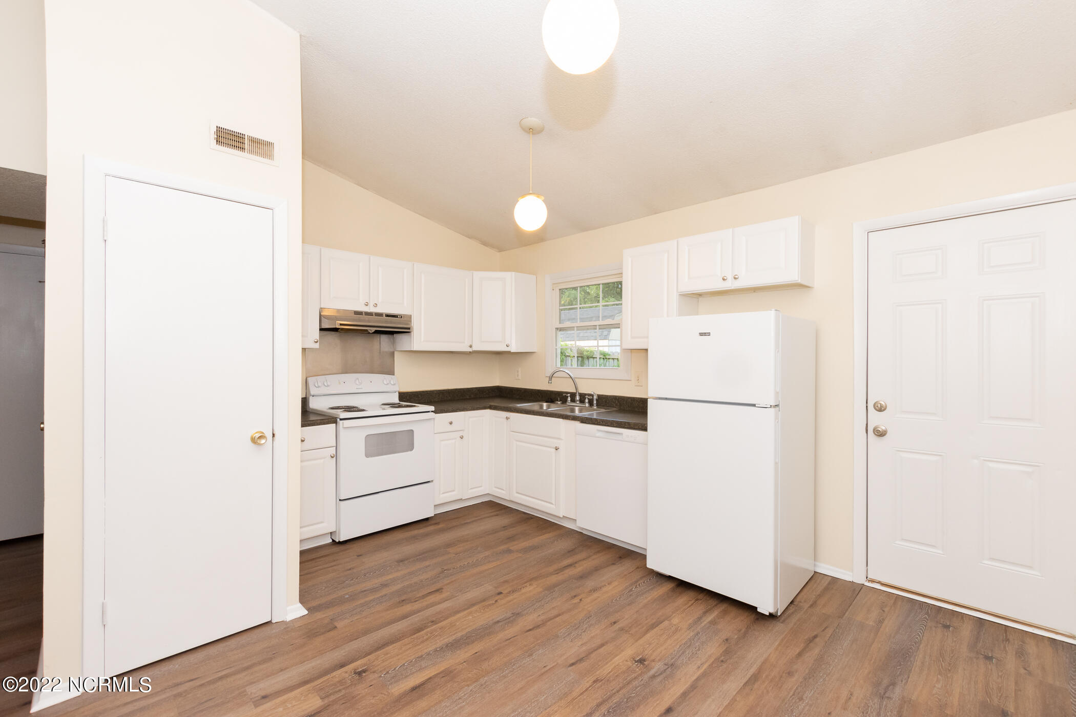 139 Village Circle Property Photo 8