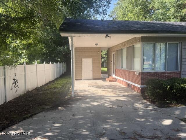220 E Lewis Street Property Photo 4