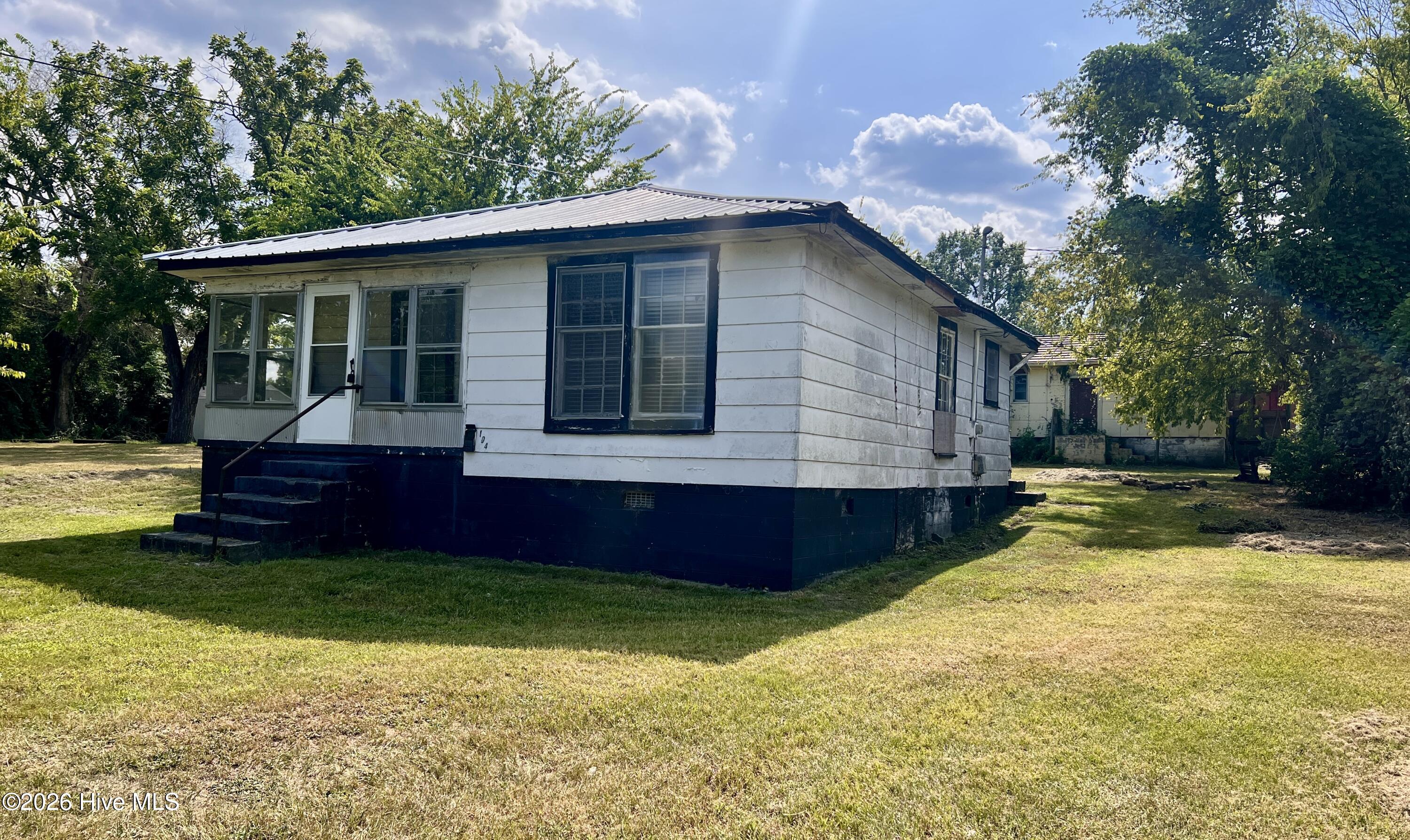 105 S Stewart Street Property Photo 1