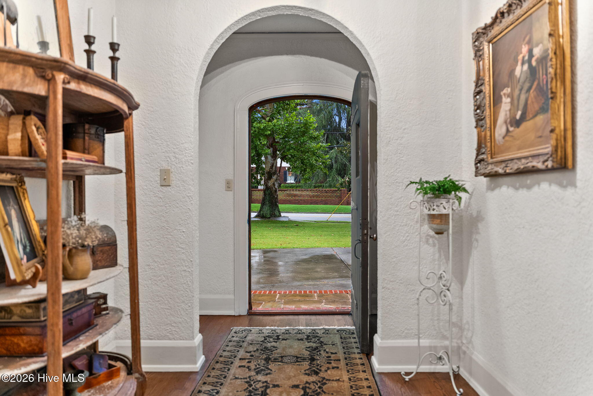 2715 Walton Way Property Photo 6