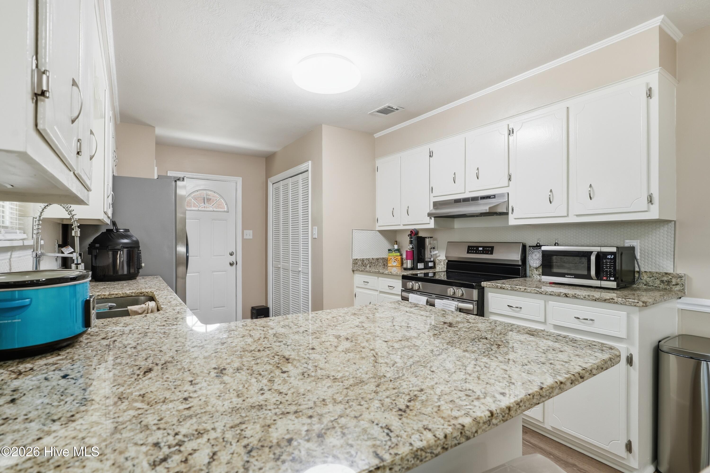 1811 N Barton Drive Property Photo 6