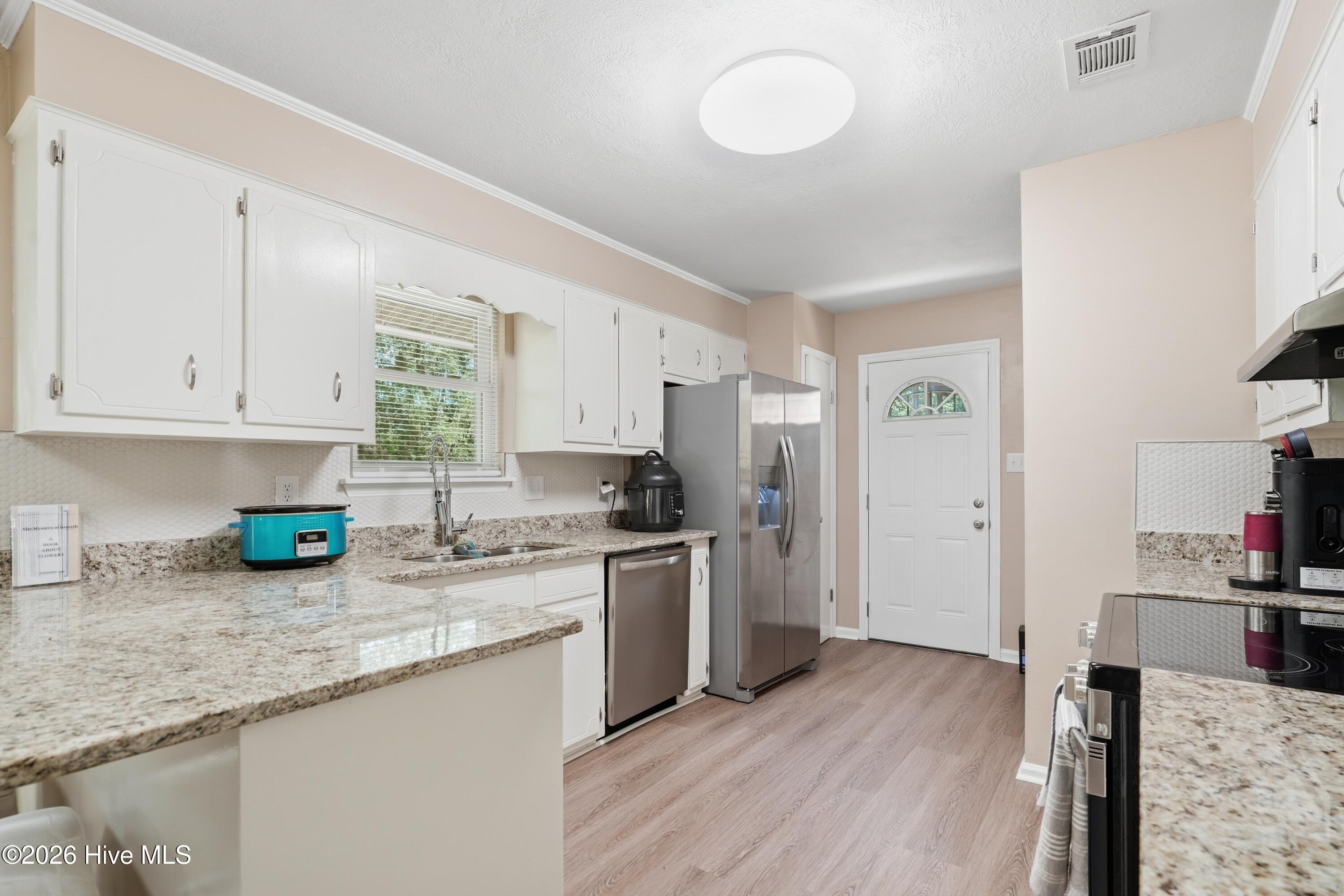 1811 N Barton Drive Property Photo 7