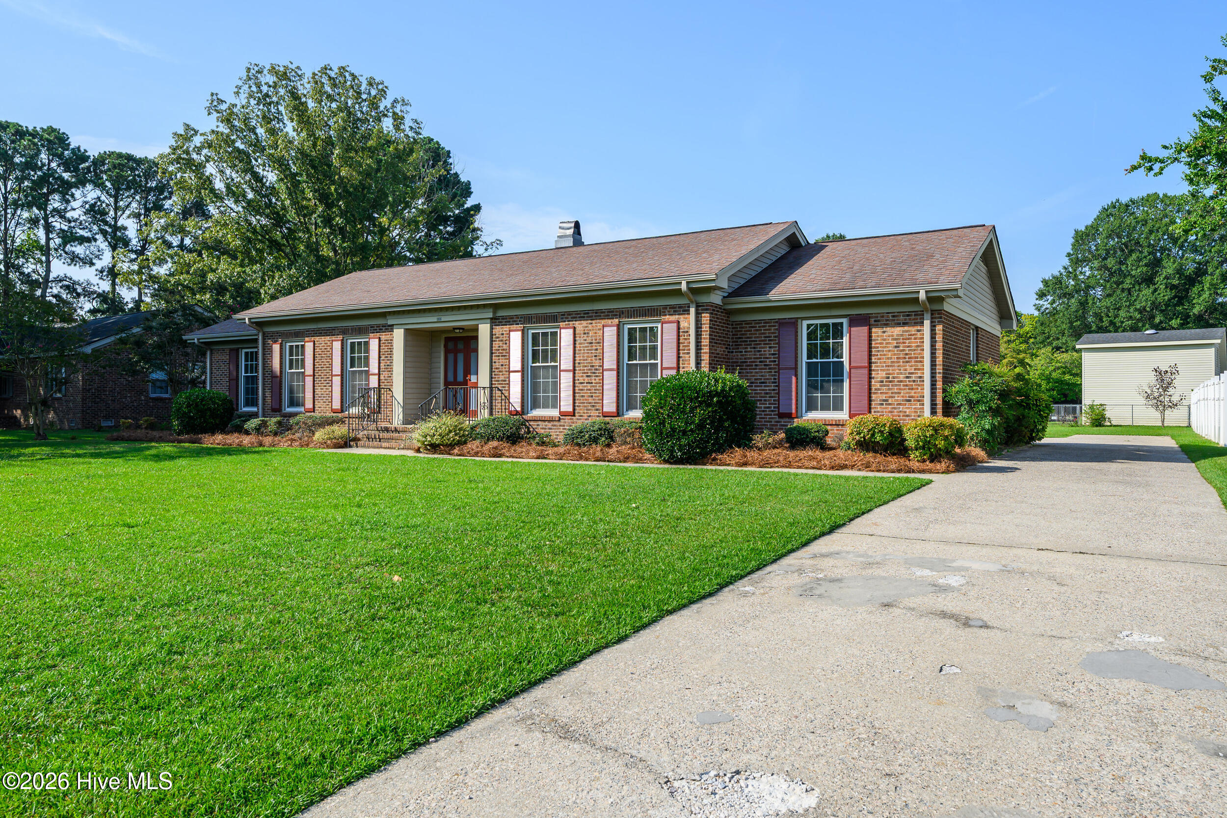 1106 Crestview Drive Property Photo 2