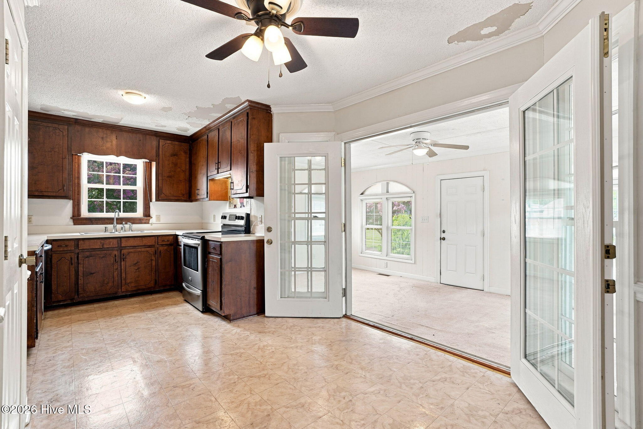 9438 Colonial Drive Property Photo 8