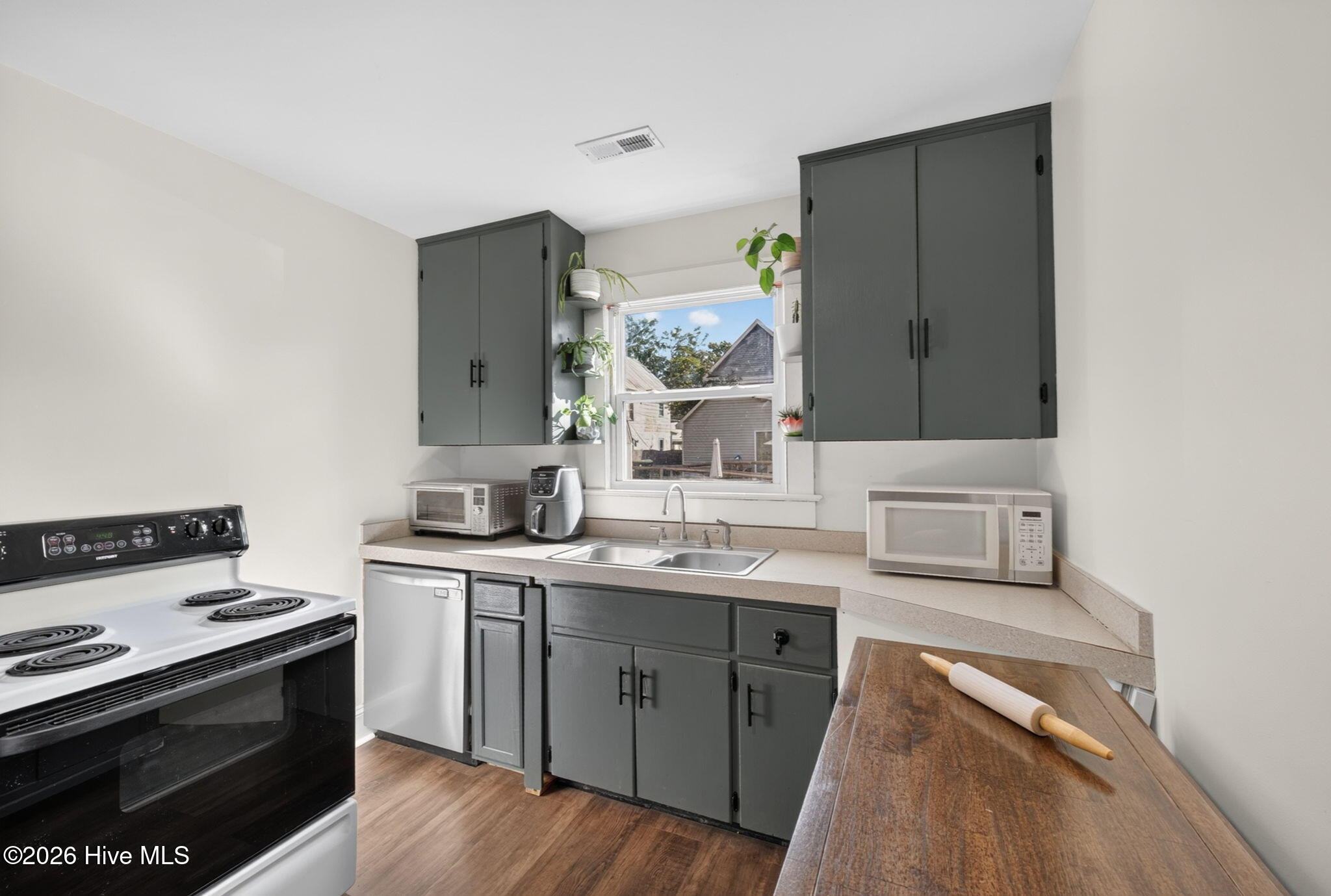 204 Saunders Street Property Photo 8