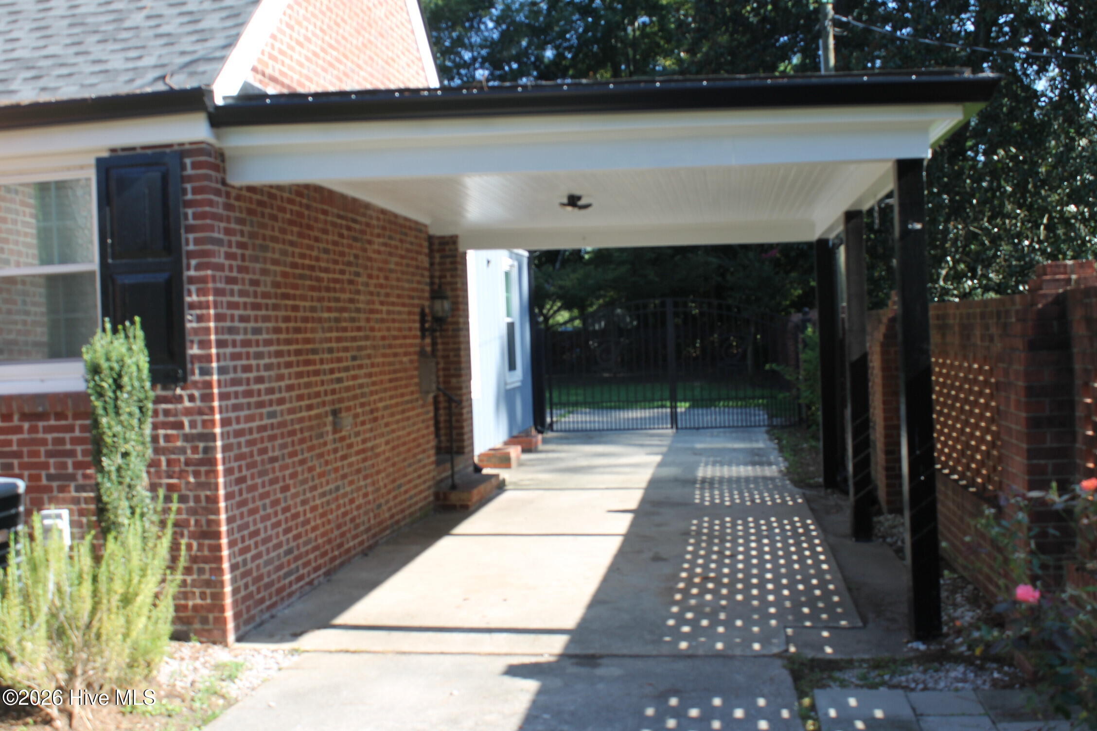 227 E College Street Property Photo 9
