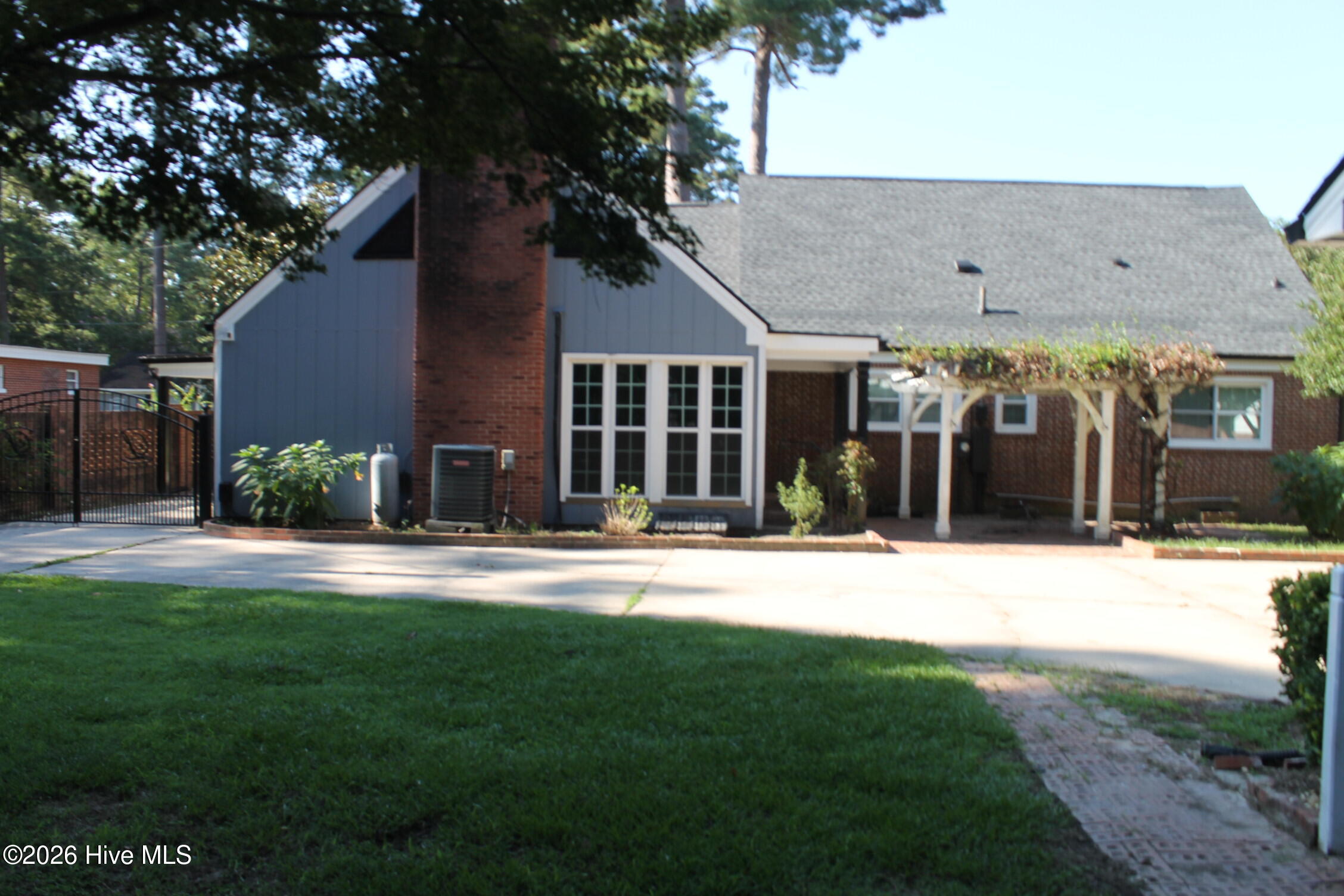 227 E College Street Property Photo 10