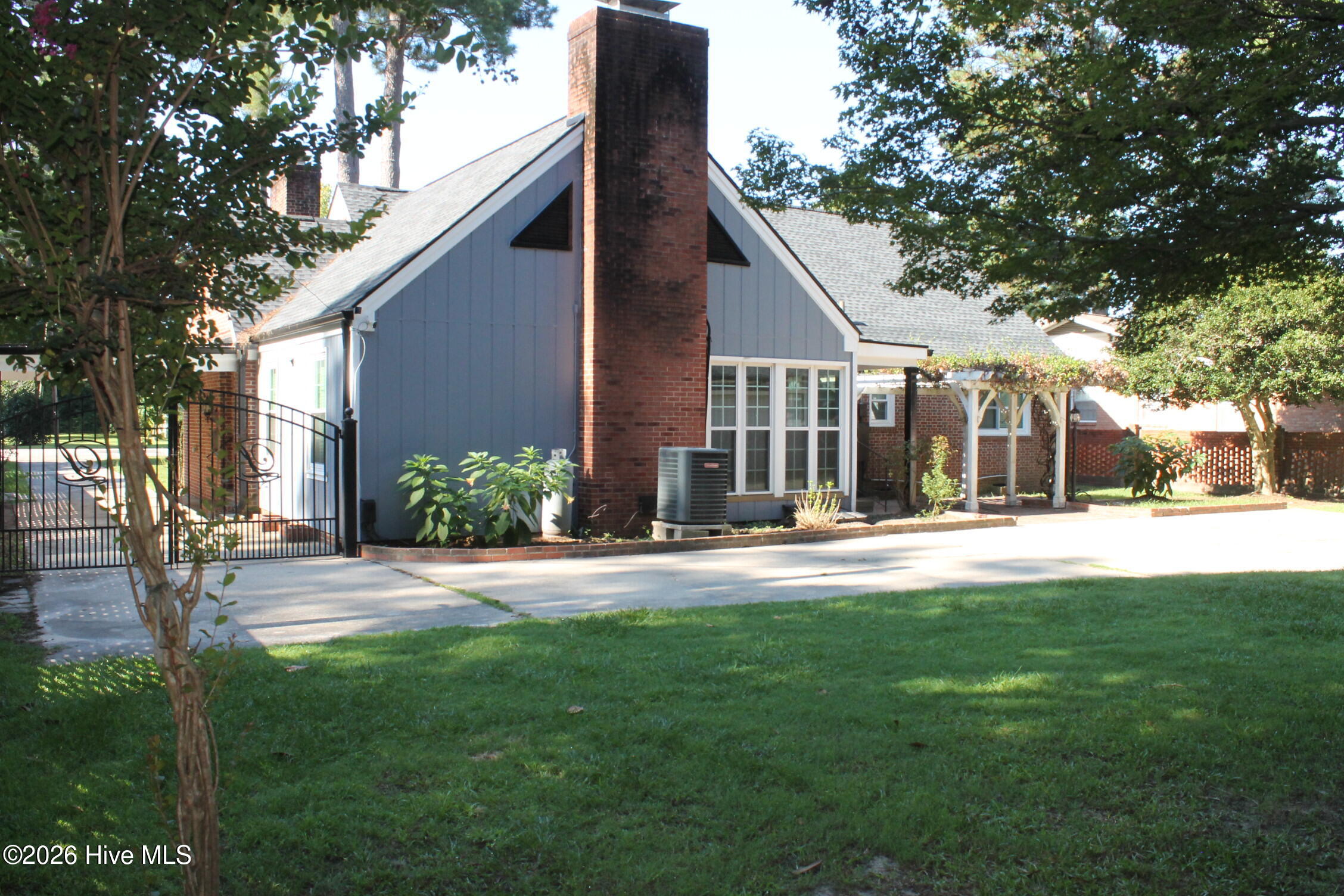 227 E College Street Property Photo 11