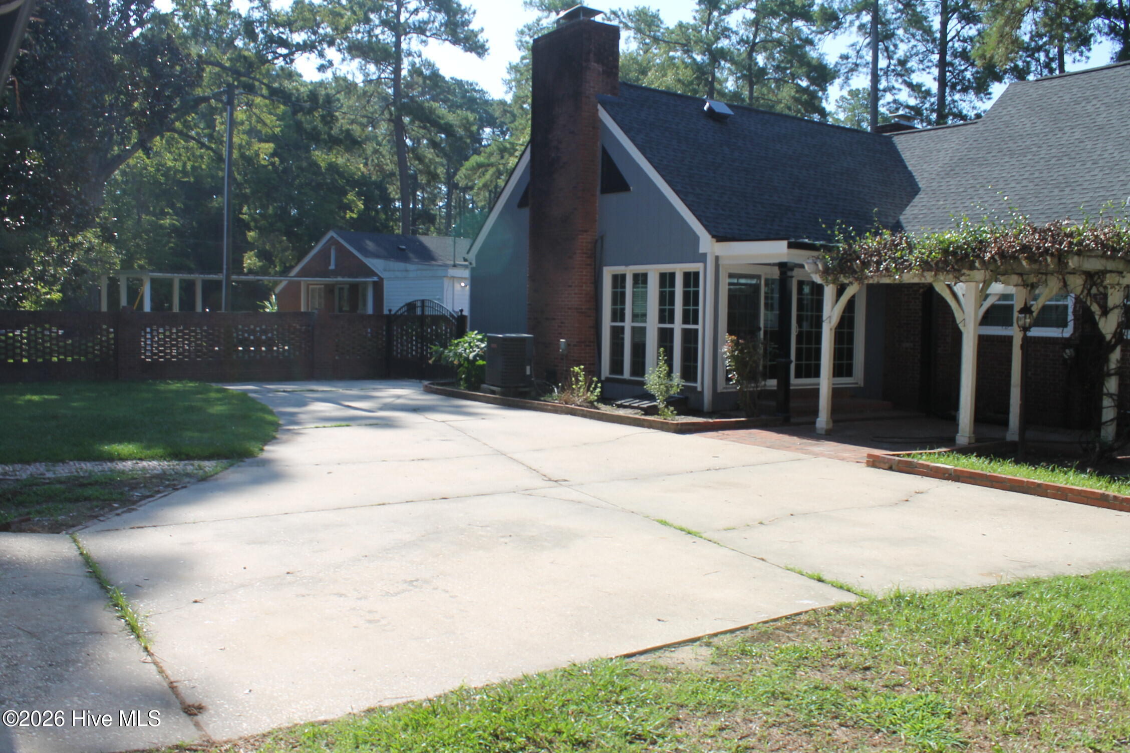 227 E College Street Property Photo 14
