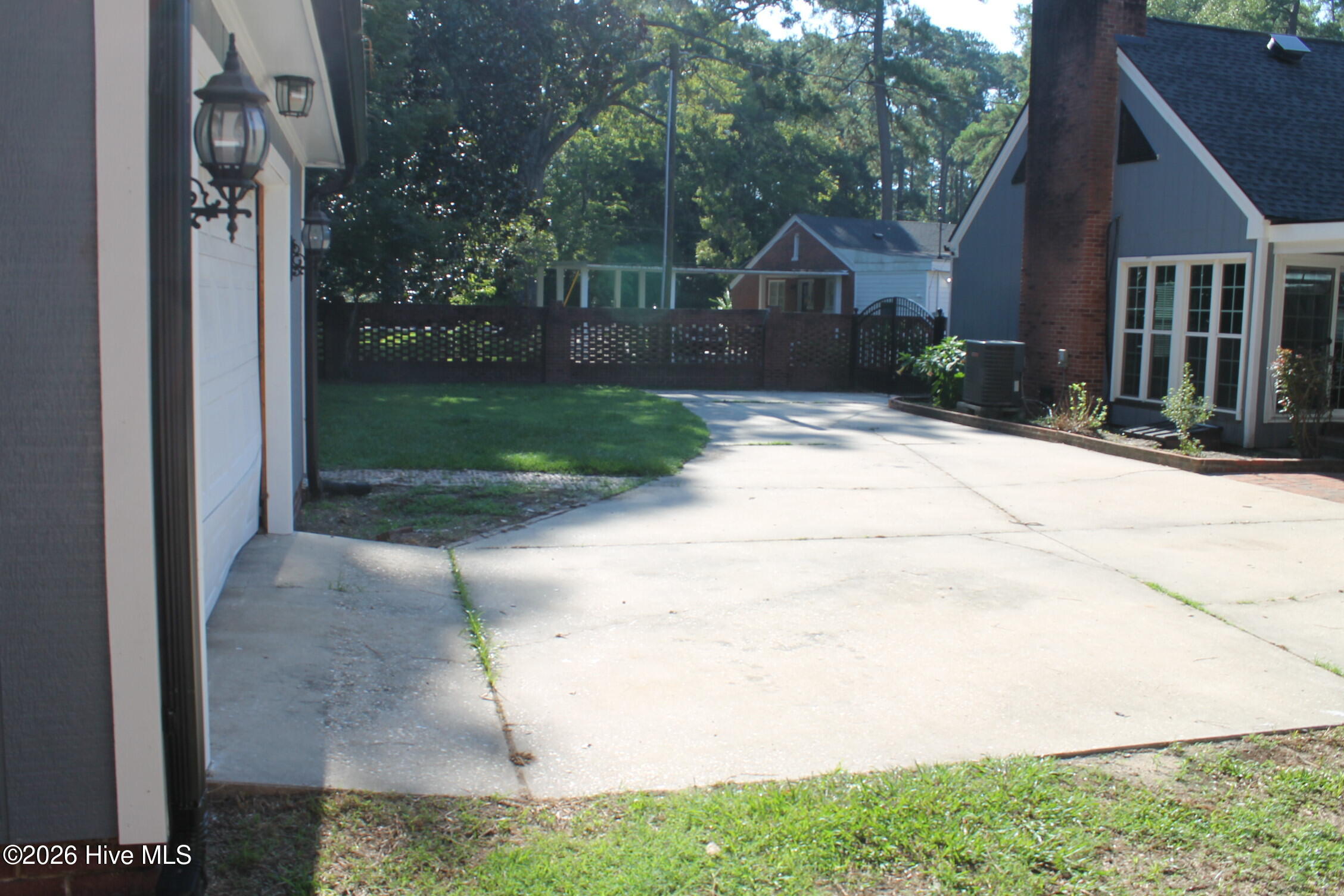 227 E College Street Property Photo 15