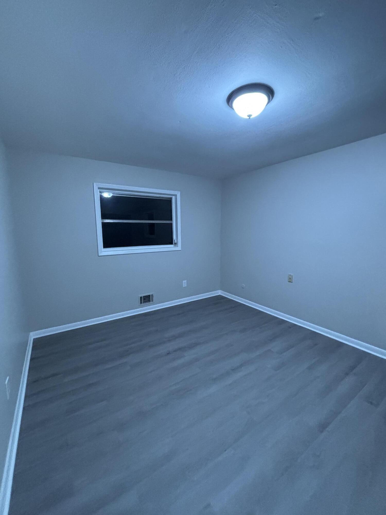 2458 Leslie Circle Property Photo 7