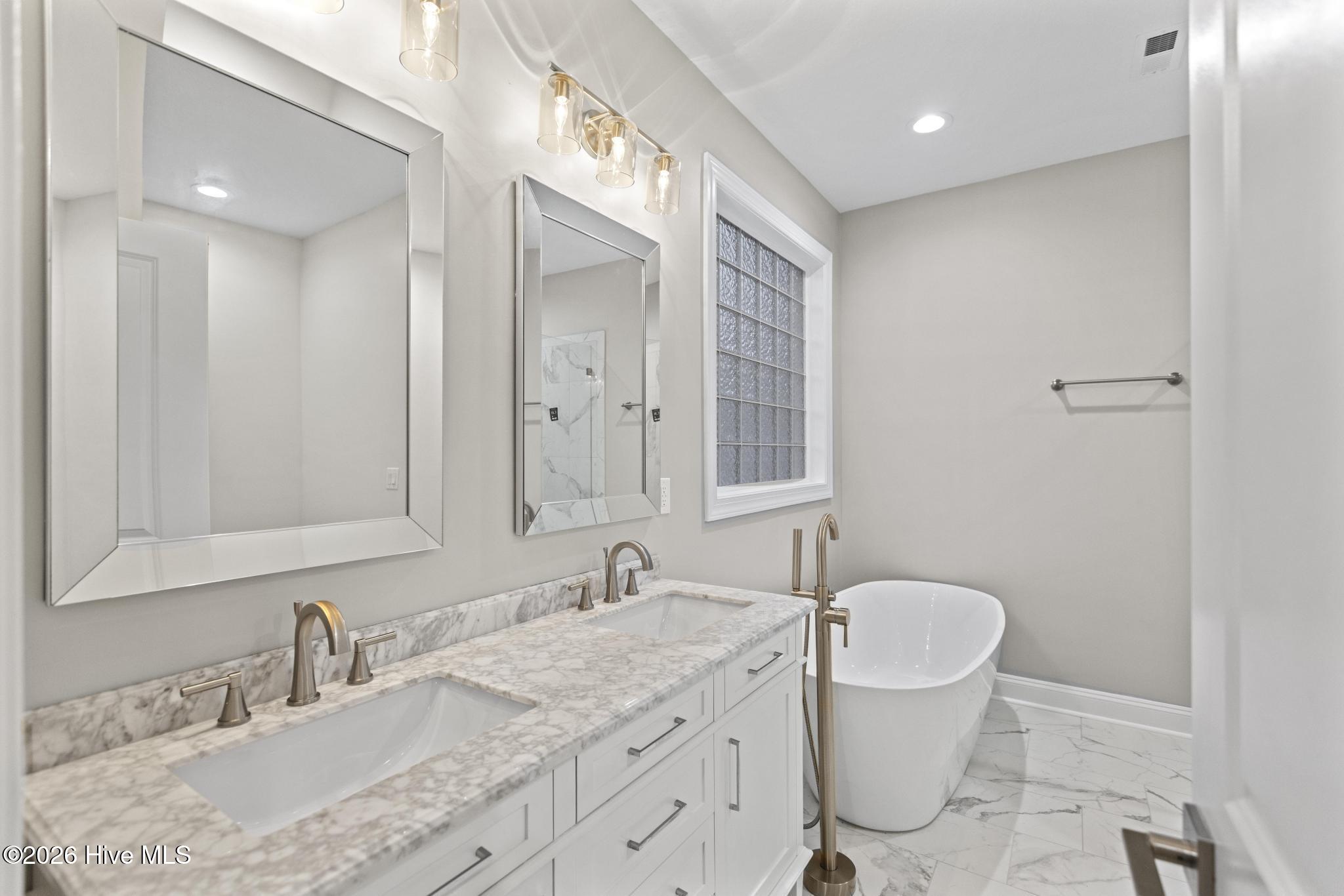 407 King Richard Court Property Photo 10
