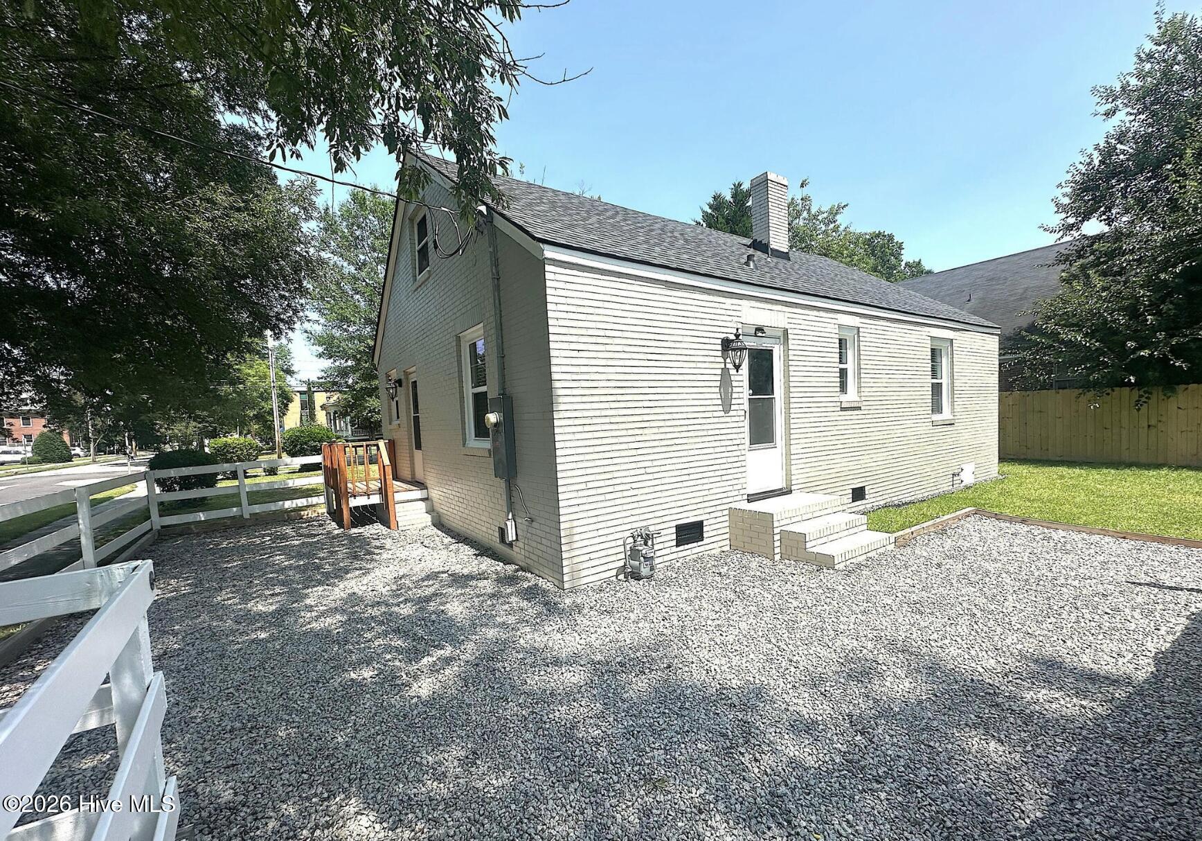 309 Broad Street W Property Photo 3