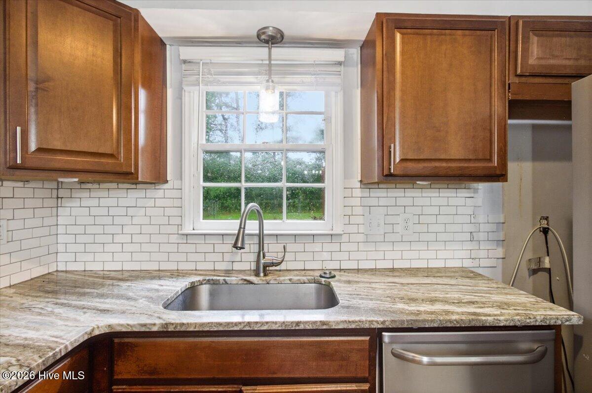 208 Greenbriar Drive Property Photo 16