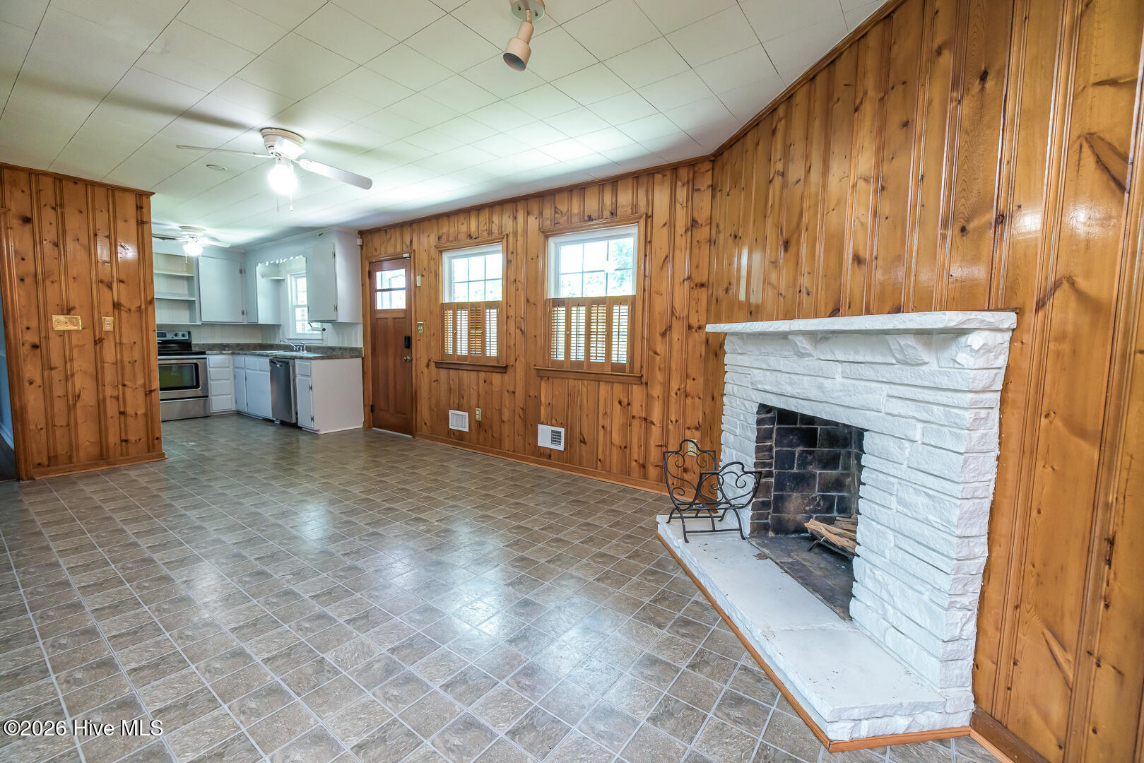 3851 Sylvan Drive Property Photo 9