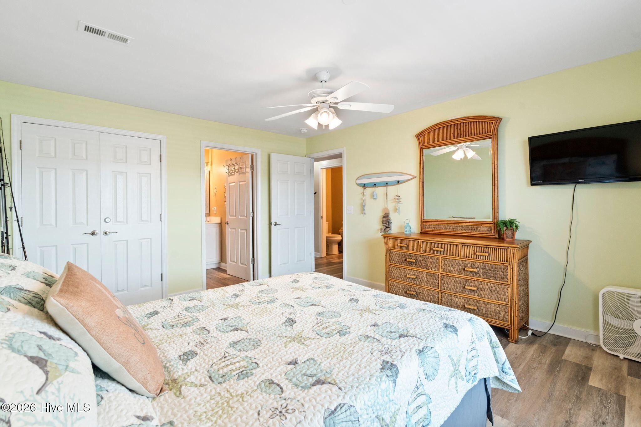 1207 E Oak Island Drive Property Photo 6