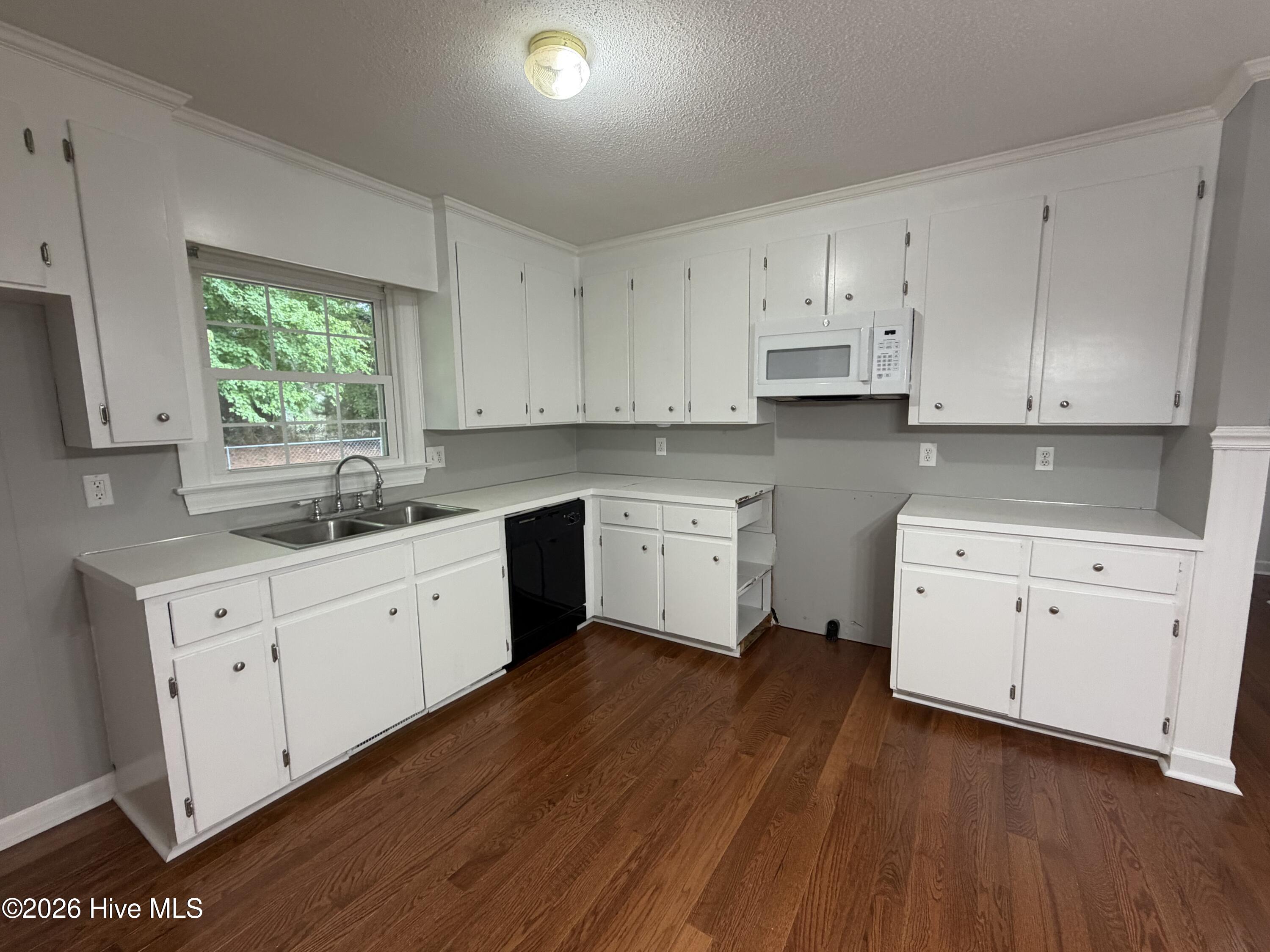 2010 Westwood Drive Property Photo 8