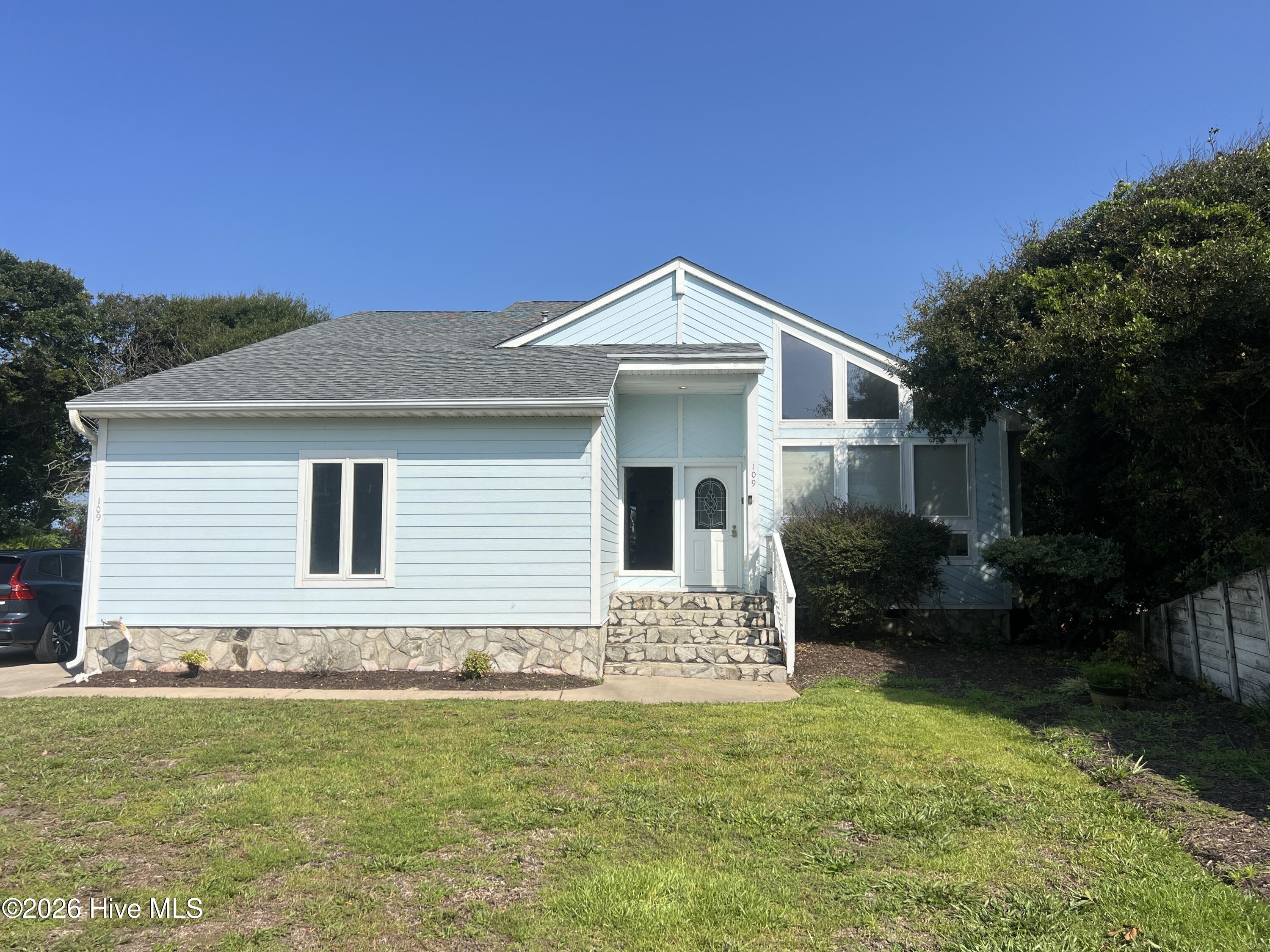 109 Oakleaf Drive Property Photo 1
