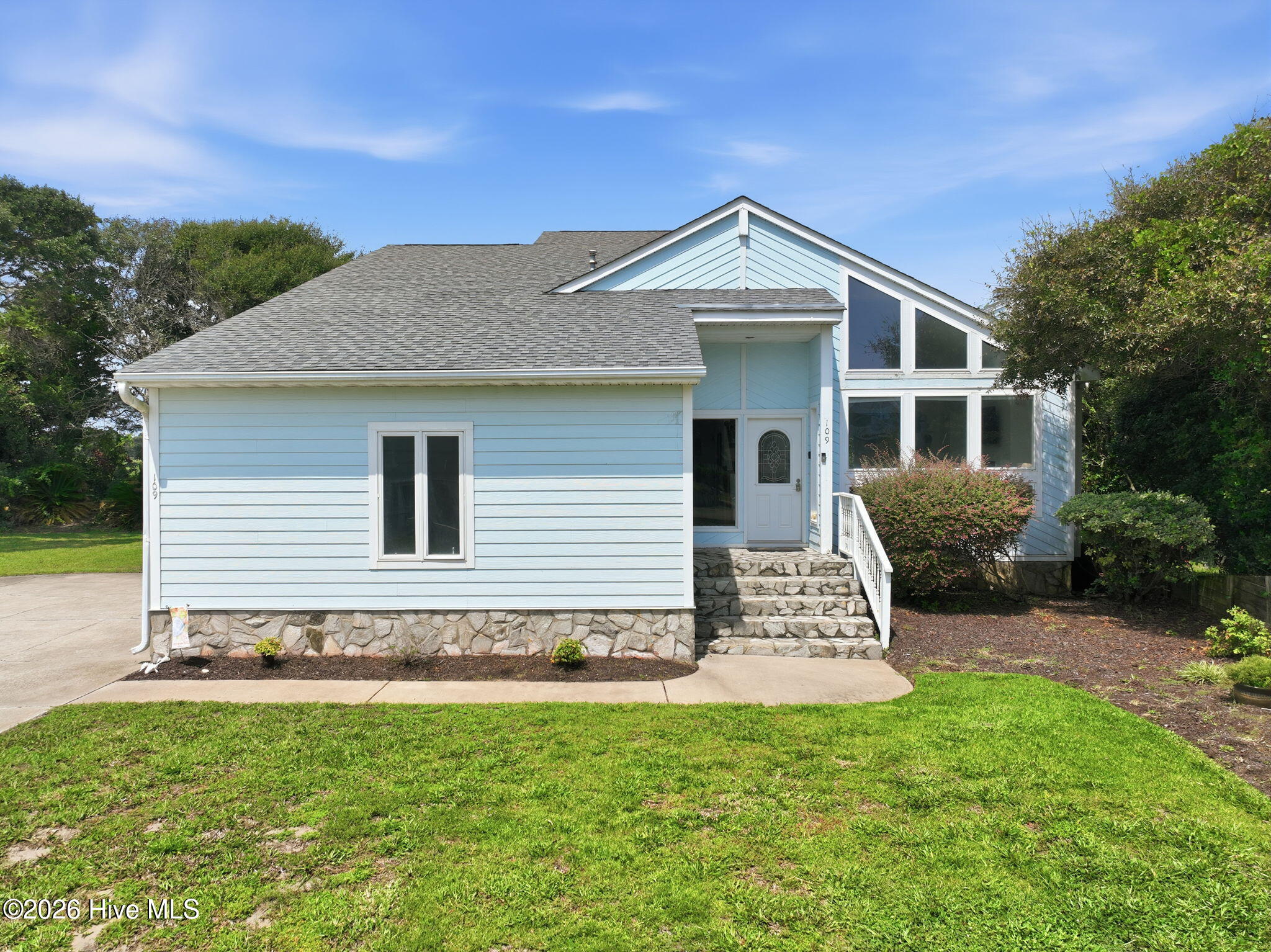 109 Oakleaf Drive Property Photo 1