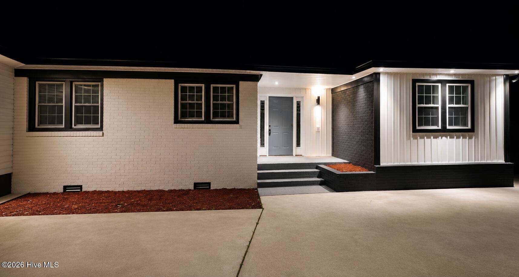 533 W College Street Property Photo 5