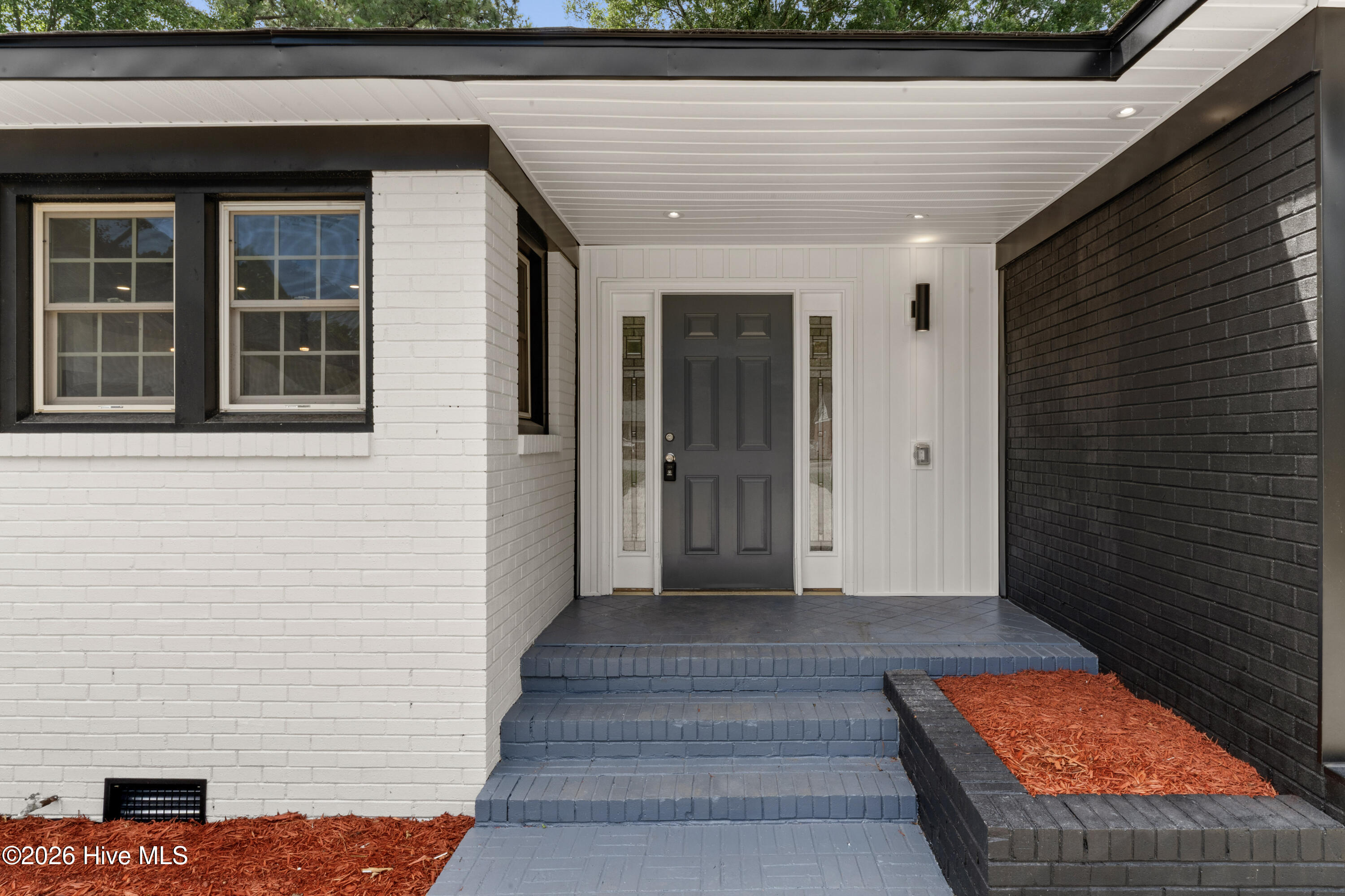 533 W College Street Property Photo 8