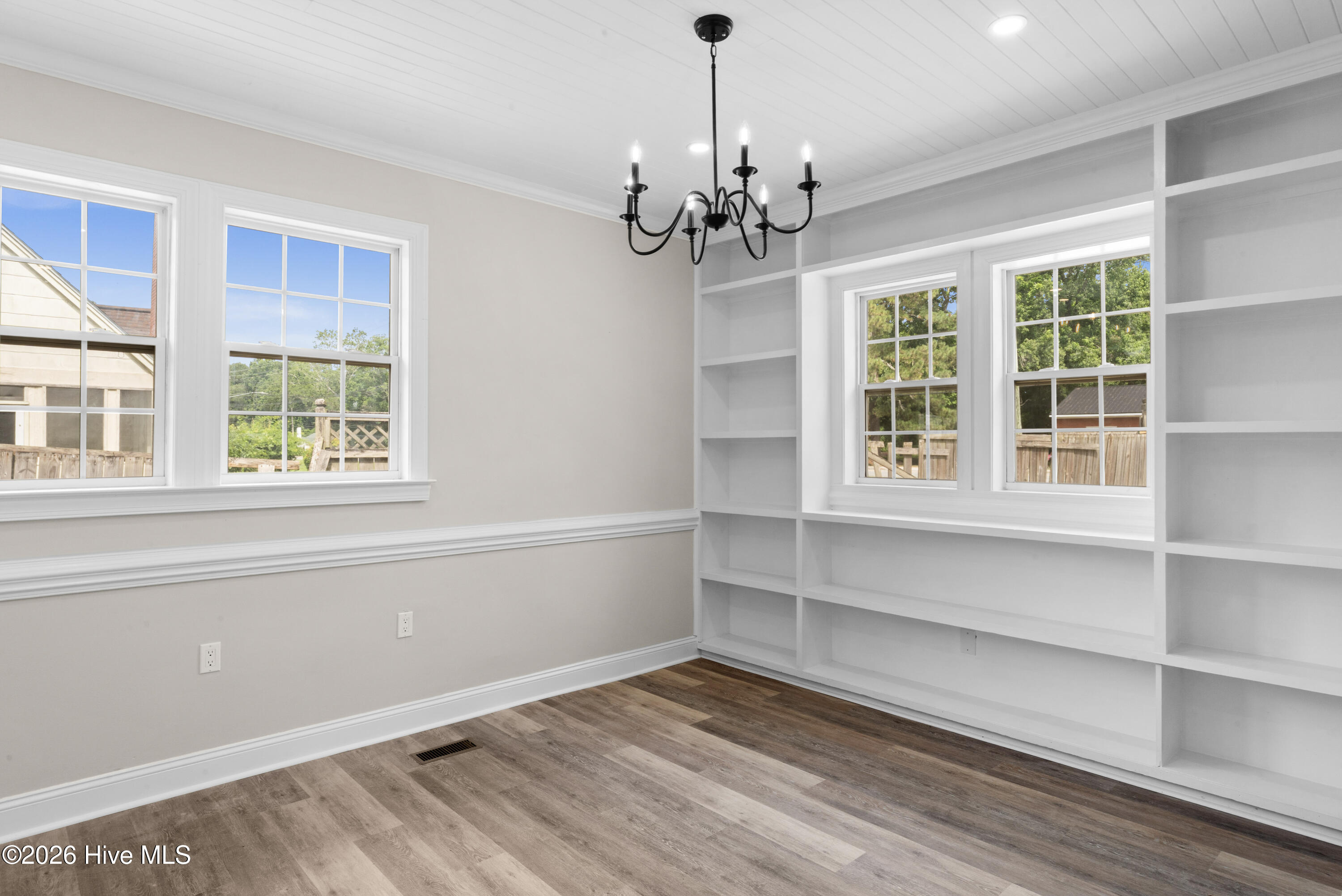 533 W College Street Property Photo 10