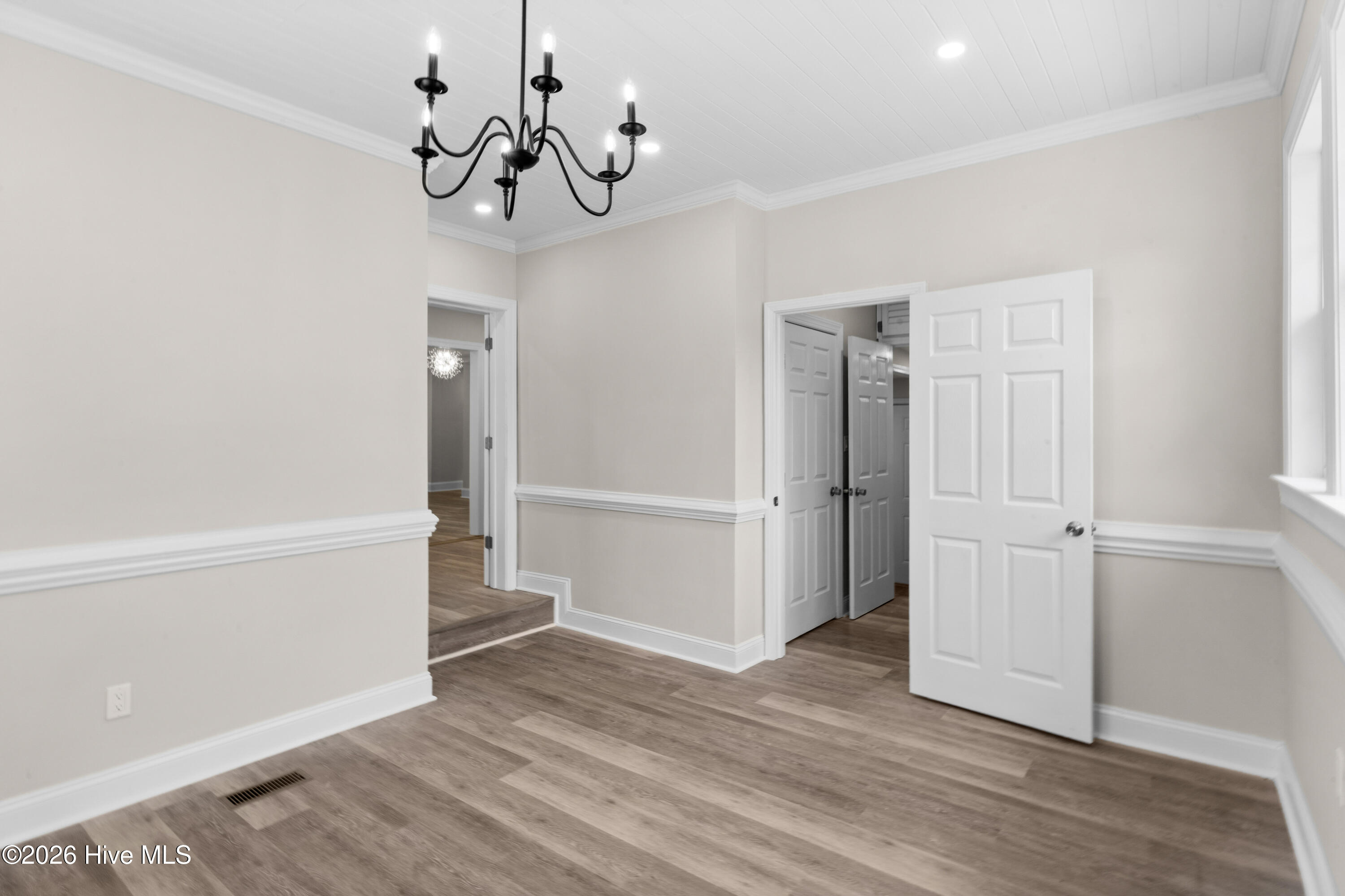 533 W College Street Property Photo 11