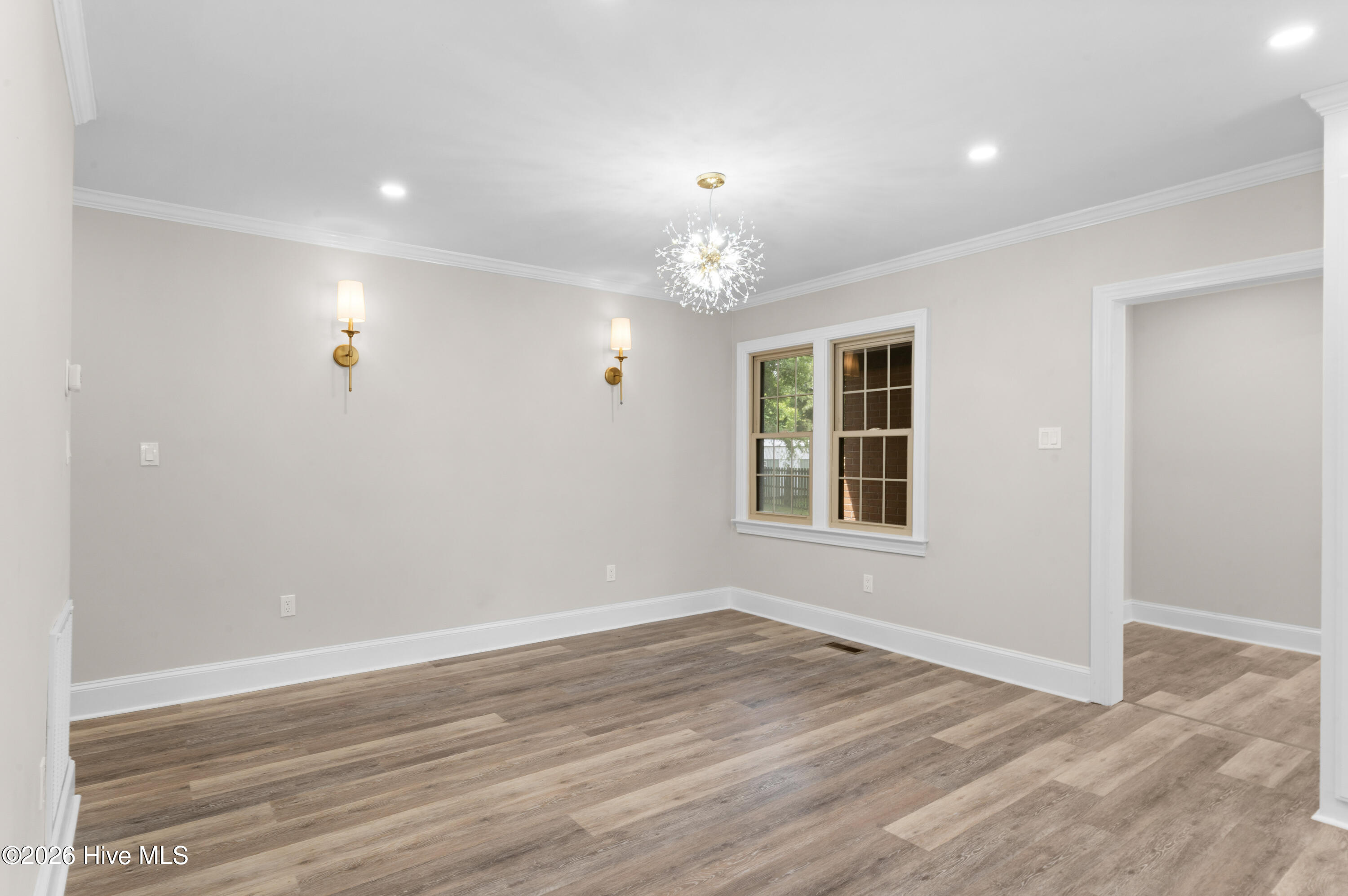 533 W College Street Property Photo 12