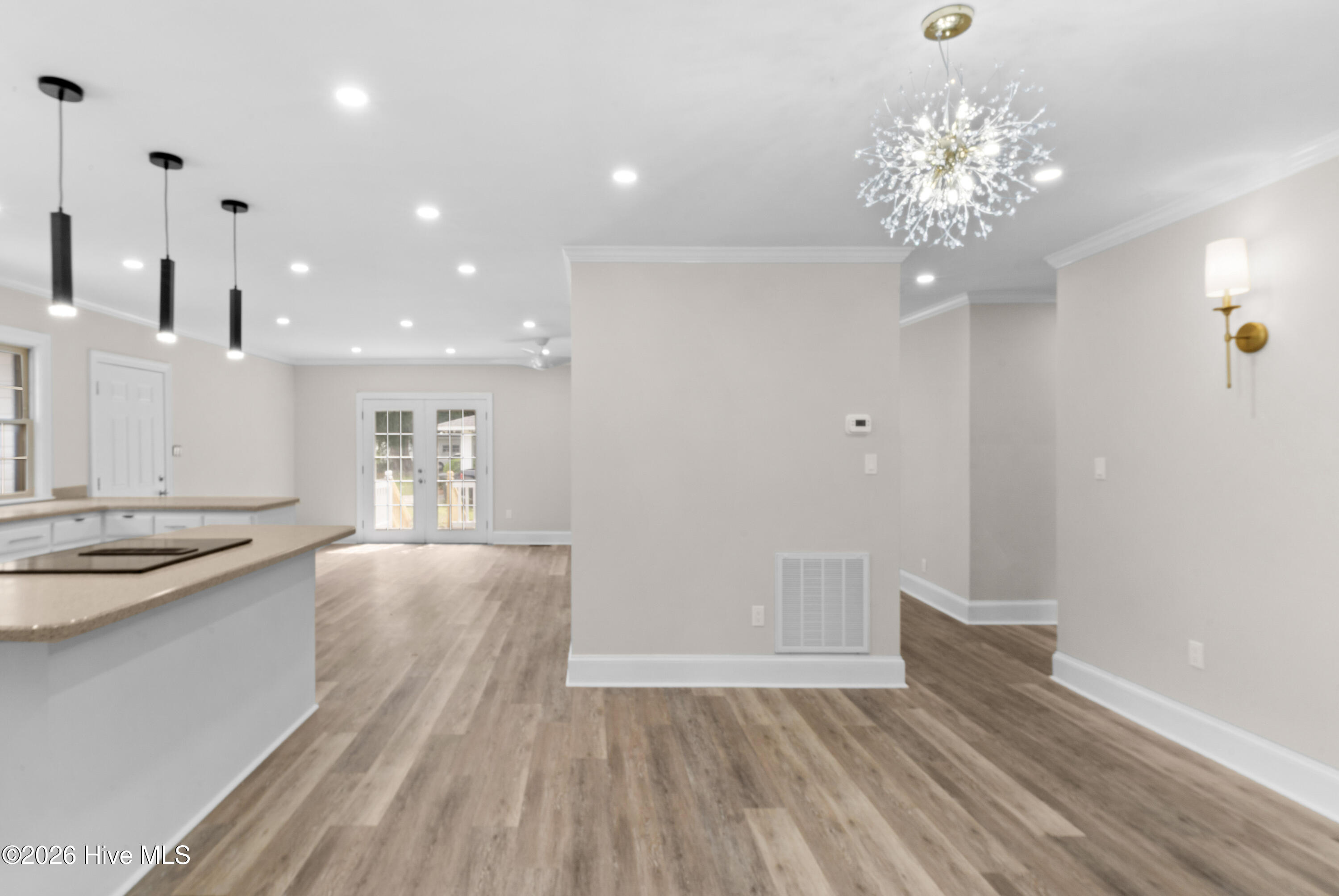 533 W College Street Property Photo 14