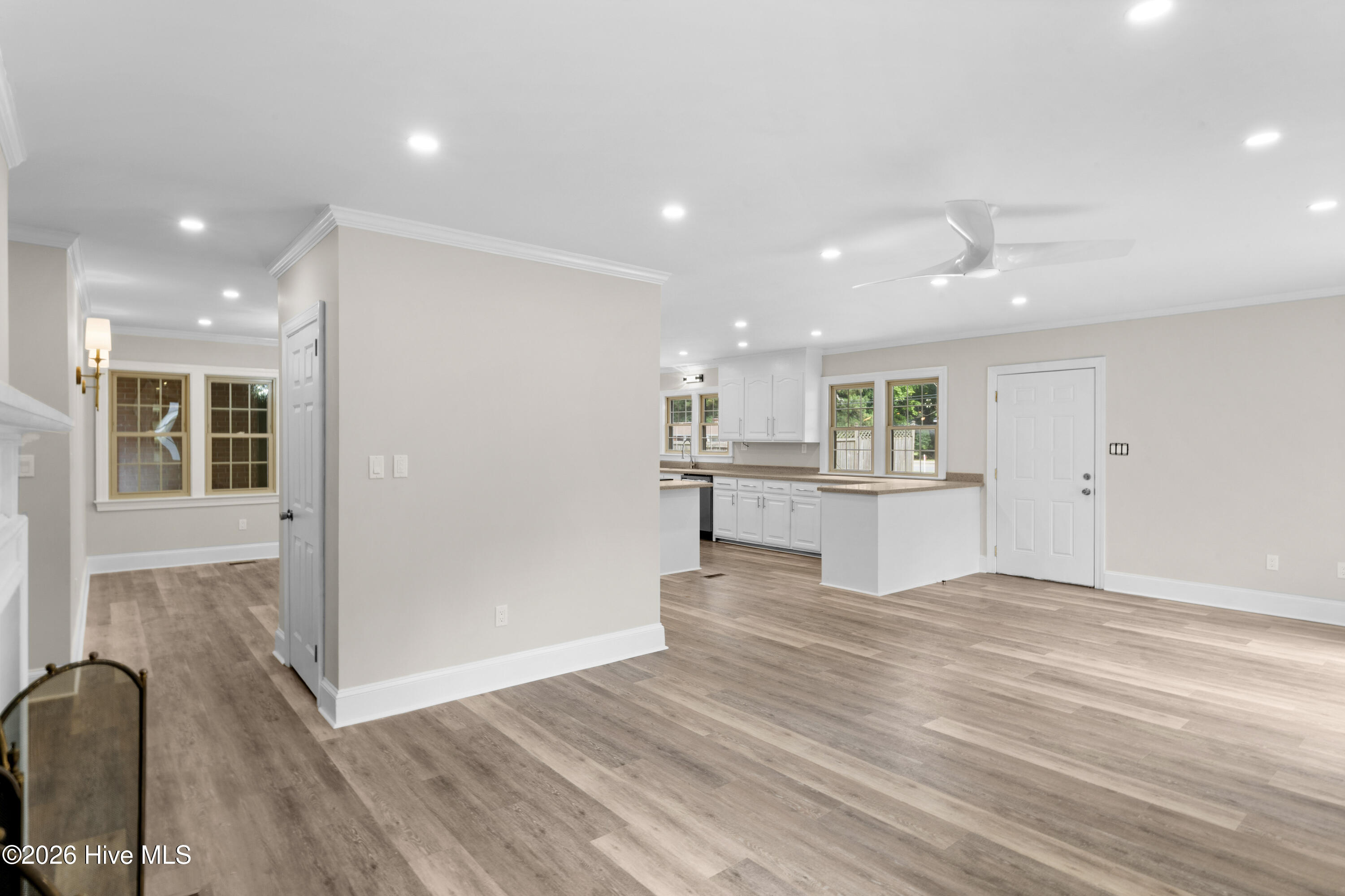 533 W College Street Property Photo 19